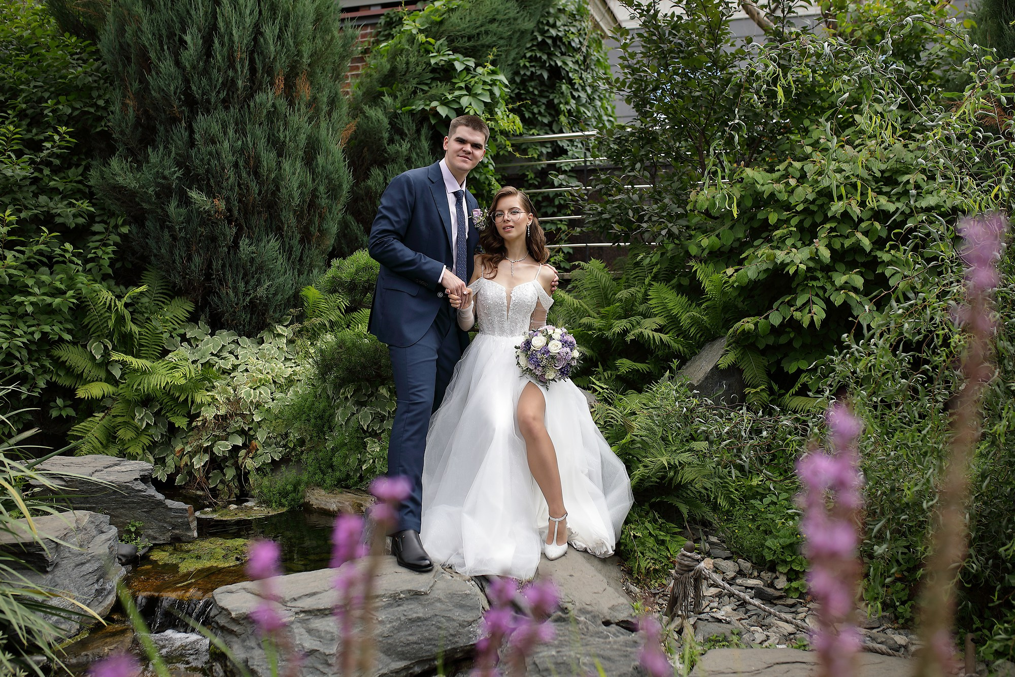 фотосессия жениха и невесты в центре  парке Екатеринбурга на улице Горького 