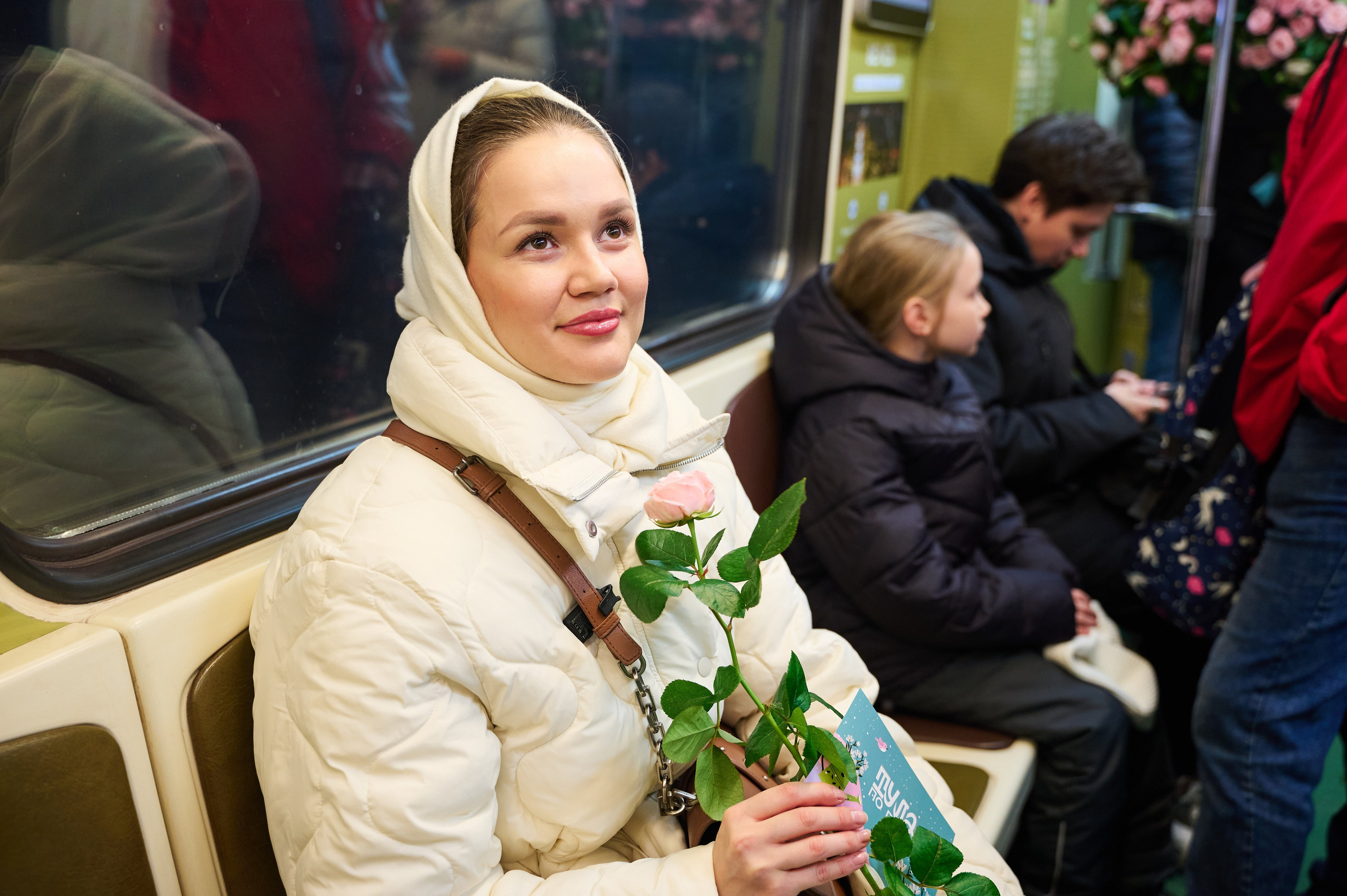 Раздача цветов в метро. Белова Полина — фотограф в Туле