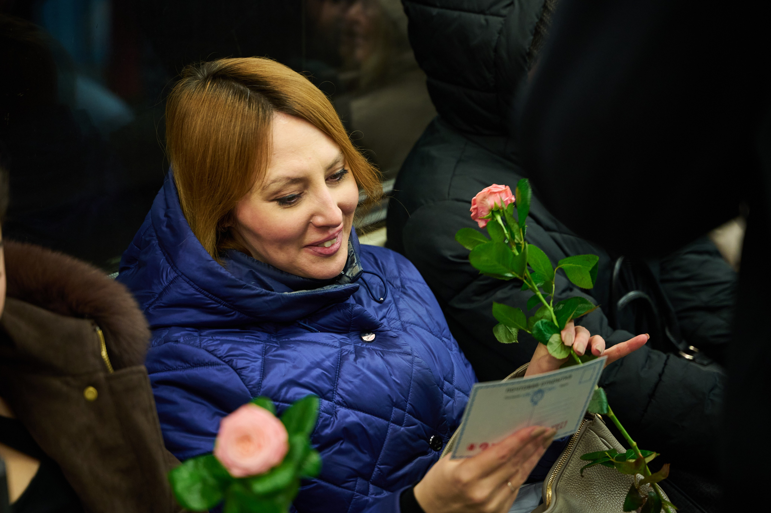 Раздача цветов в метро. Белова Полина — фотограф в Туле