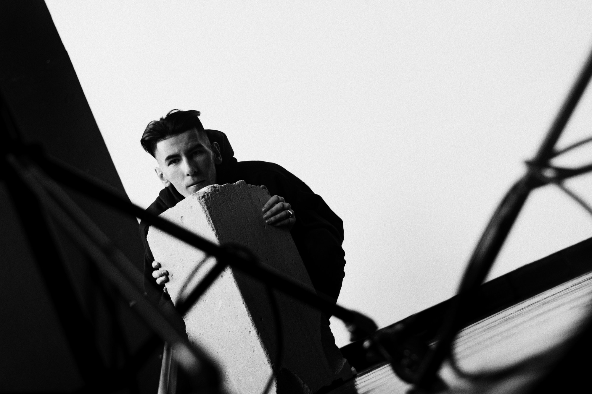 Мужской портрет в Тюмени: стильная студийная фотосессия. Портретный фотограф Тюмень Дарья Мустафина