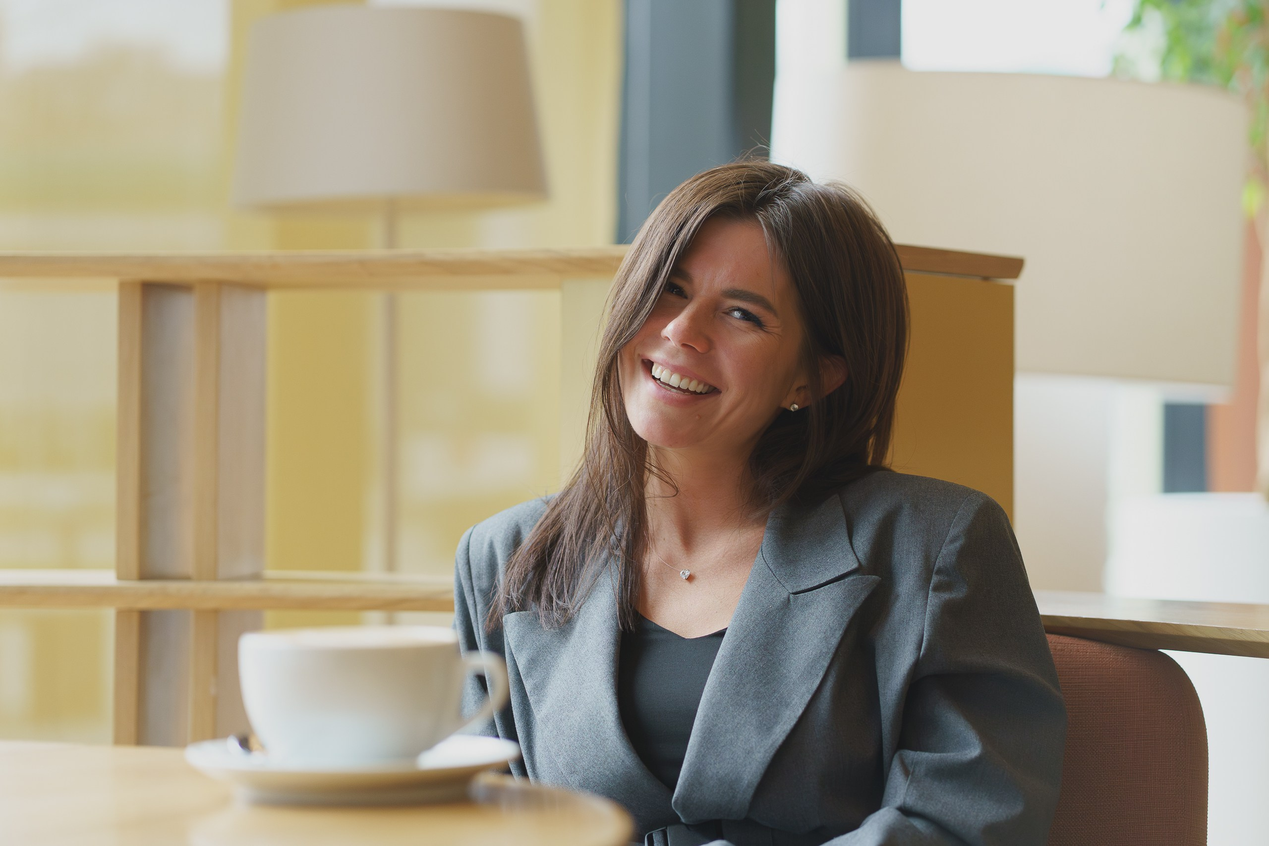 Портреты в кафе — стильные бизнес-портреты для блогера | Профессиональный портретный фотограф Екатеринбург