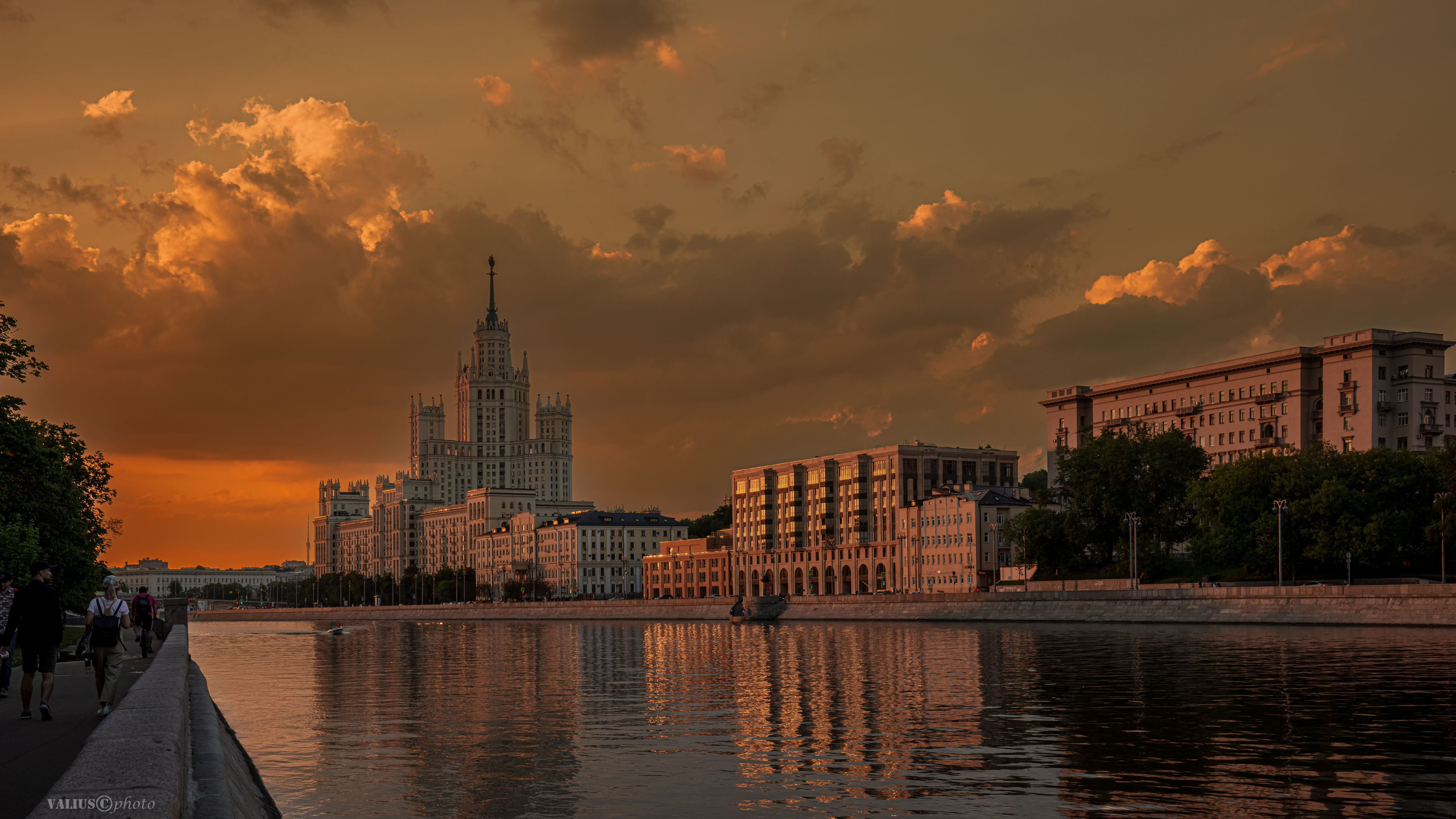 Закат, река, Москва