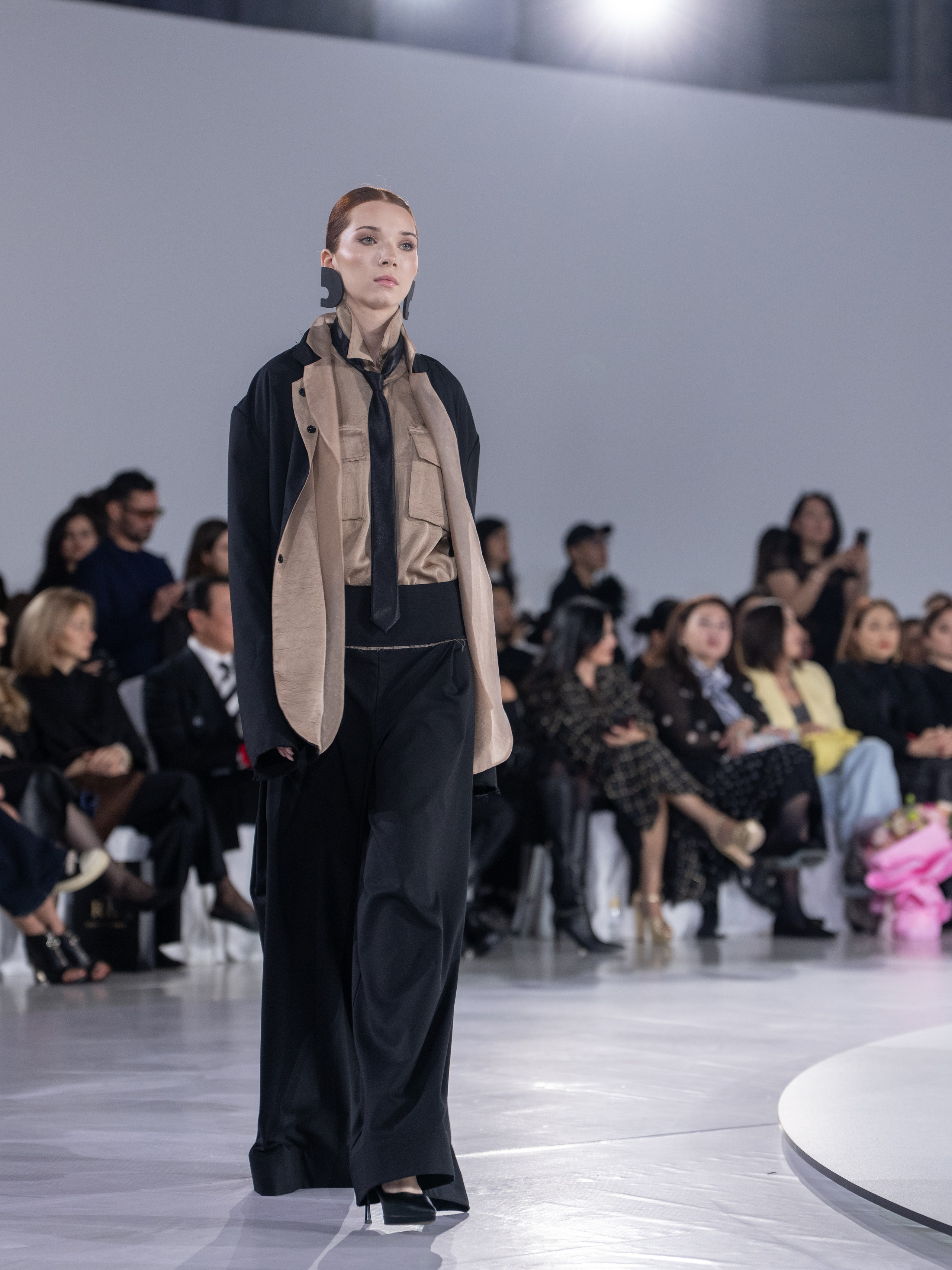 Дизайнер Aida Kaumenova. Сайт Алматинского НЮ АРТ, будуар и фэшн фотографа Дениса Карпенко