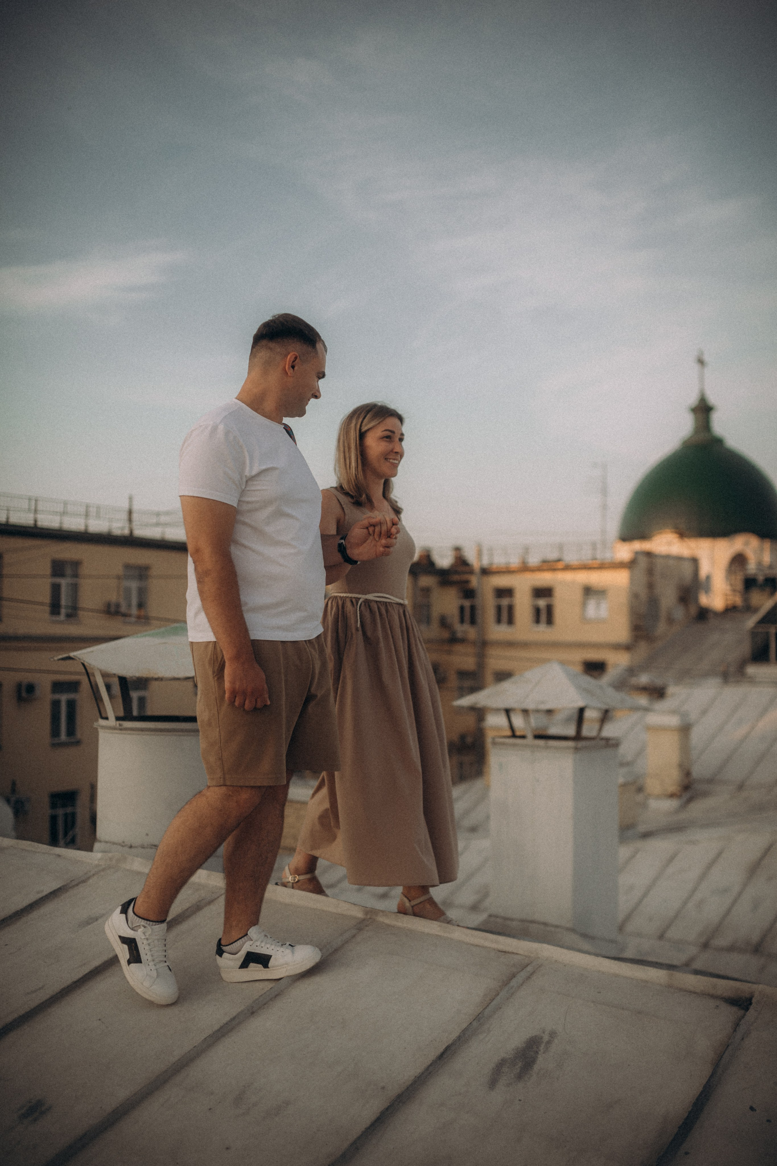 Мы сидим на питерской, теплой крыше. Фотограф в Санкт Петербурге Лара Великова