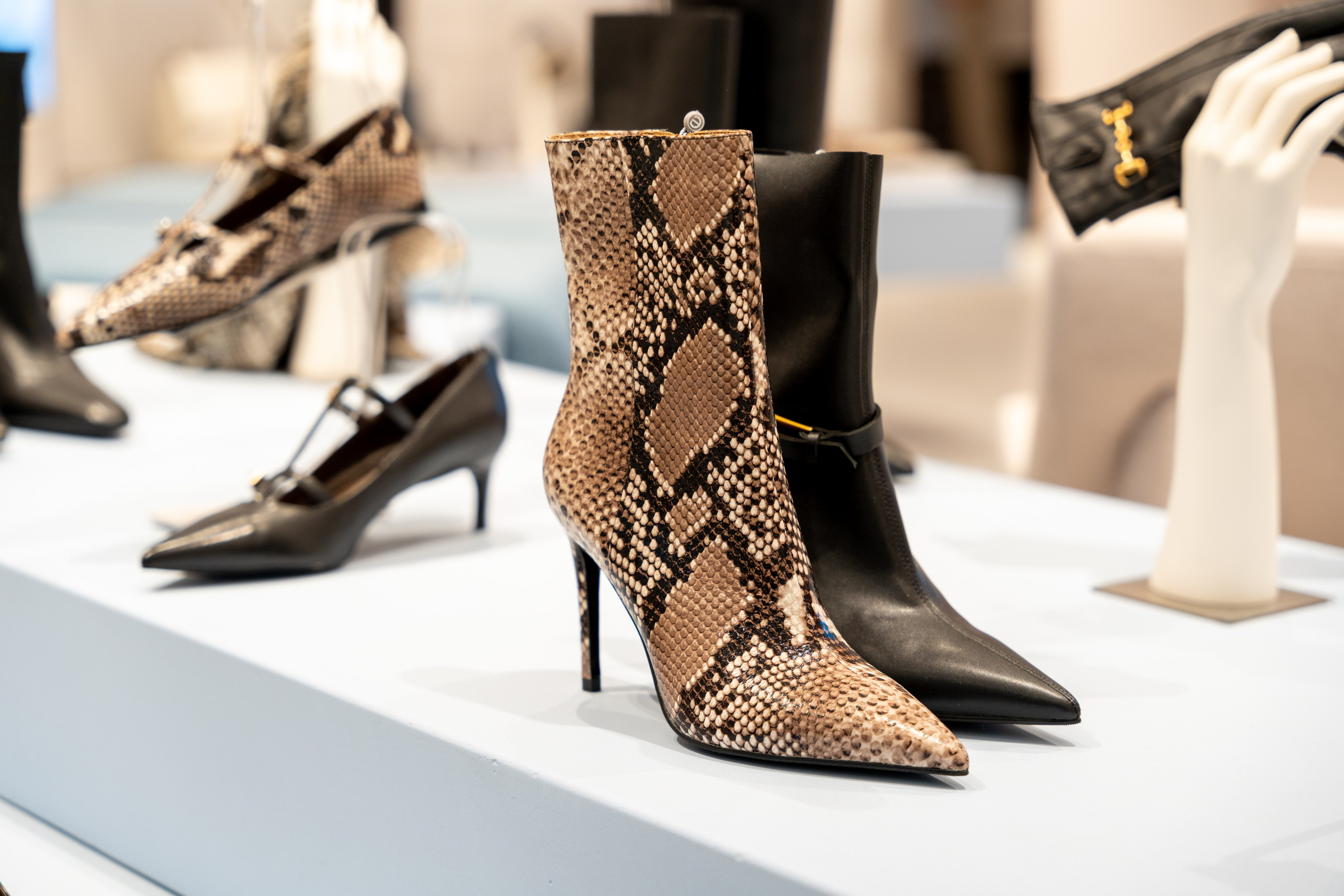 Интерьерная фотосъемка магазина Ekonika в Краснодаре — обувной бренд Профессиональная фотосъемка Ekonika — фирменный магазин в Краснодаре. Шедевры для Вас! Фотограф и Видеограф в Краснодаре Пахиев Руслан