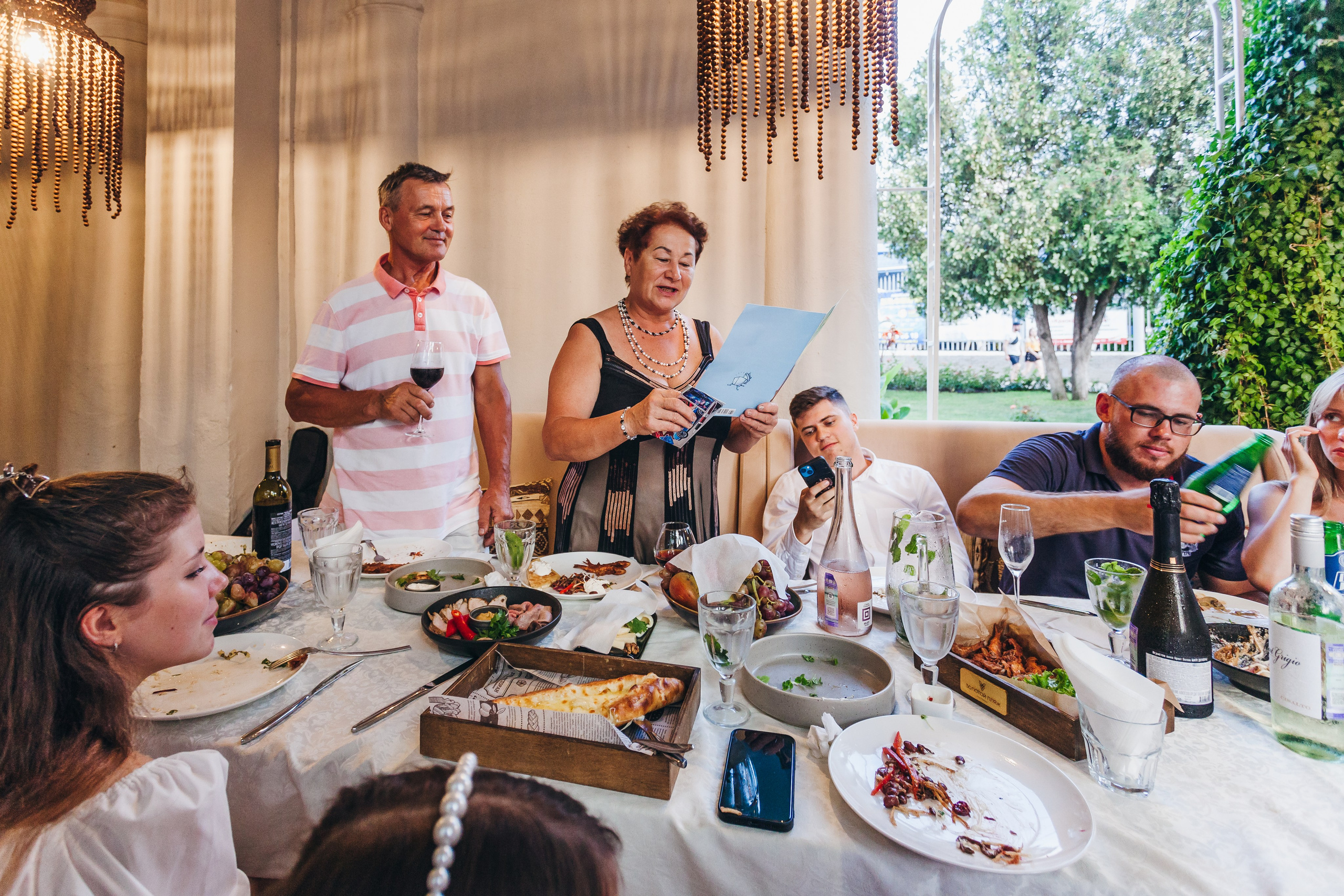 День рождение в уютном ресторане. Фотограф Денис Денисов