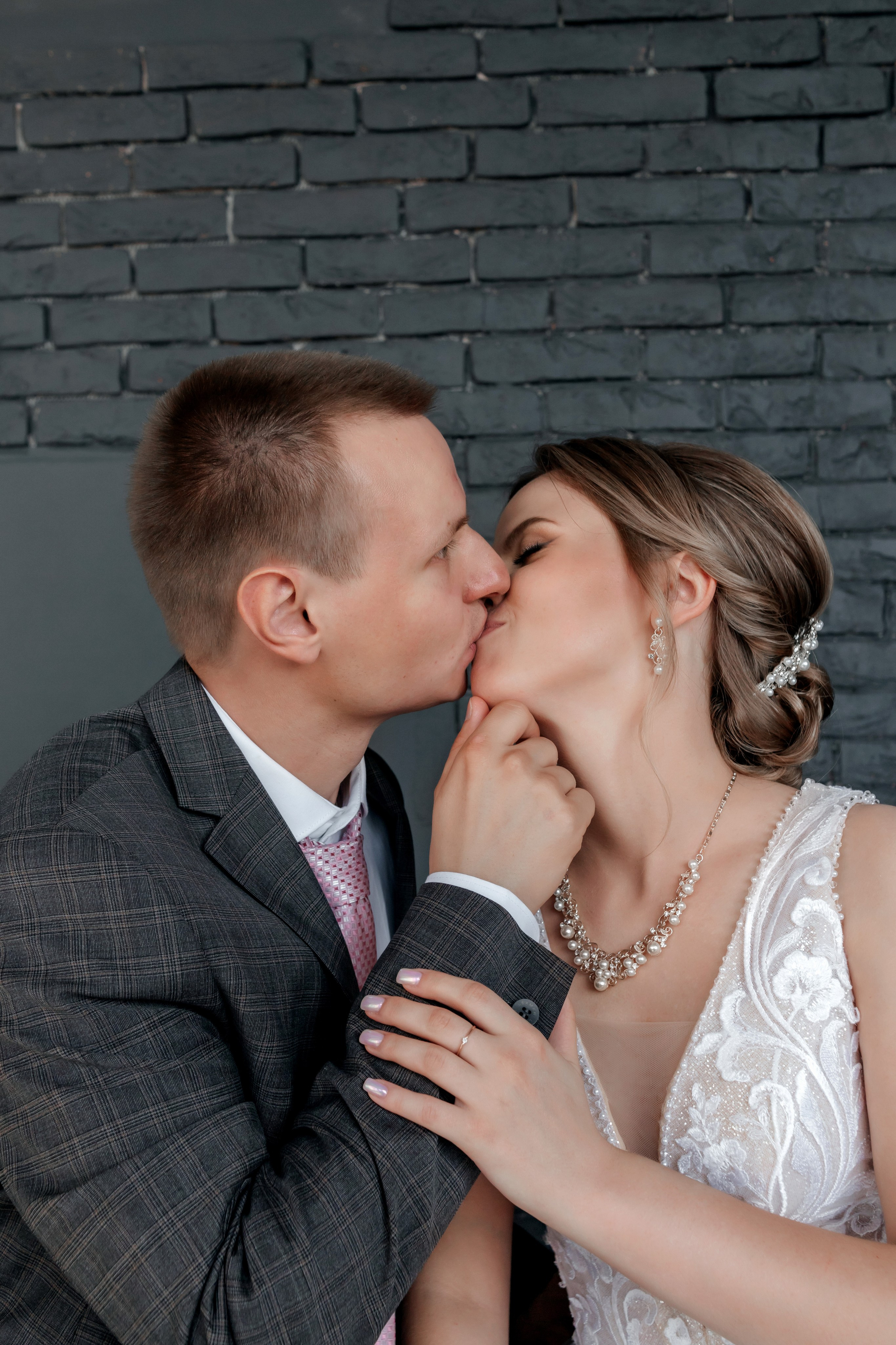 Свадебная прогулка двоих на Стрелке и в автозаводском Парке. И в фотостудии СОЛЬ в Автозаводском районе. Свадебный фотограф и фотограф Love-Store в Нижнем Новгороде Анастасия