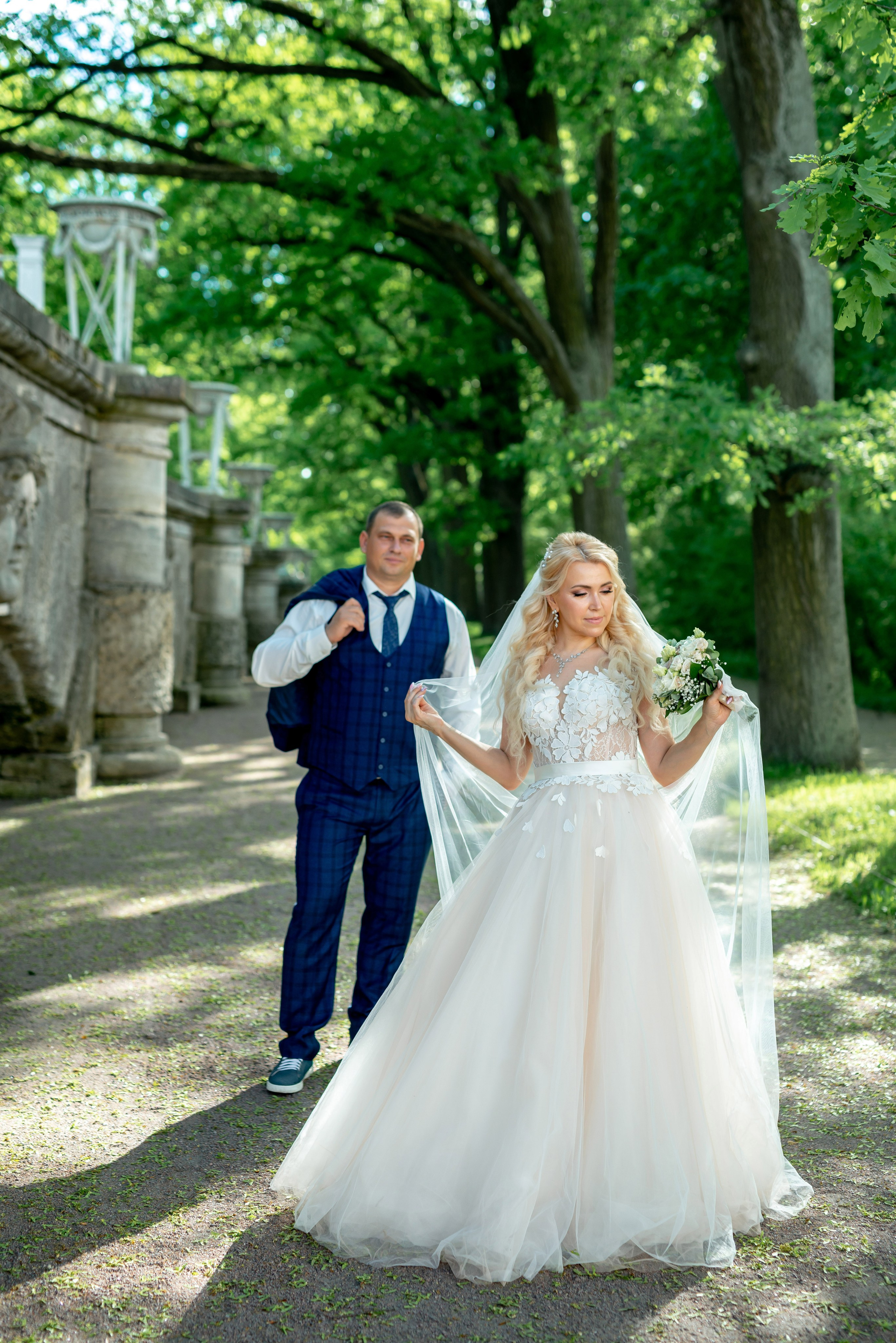 Евгения (фотосессия с малиновым chevrolet camaro, в сирени в Пушкине в Екатерининском парке). Портретный, семейный и свадебный фотограф в Санкт-Петербурге и в Пушкине Ширяев Денис