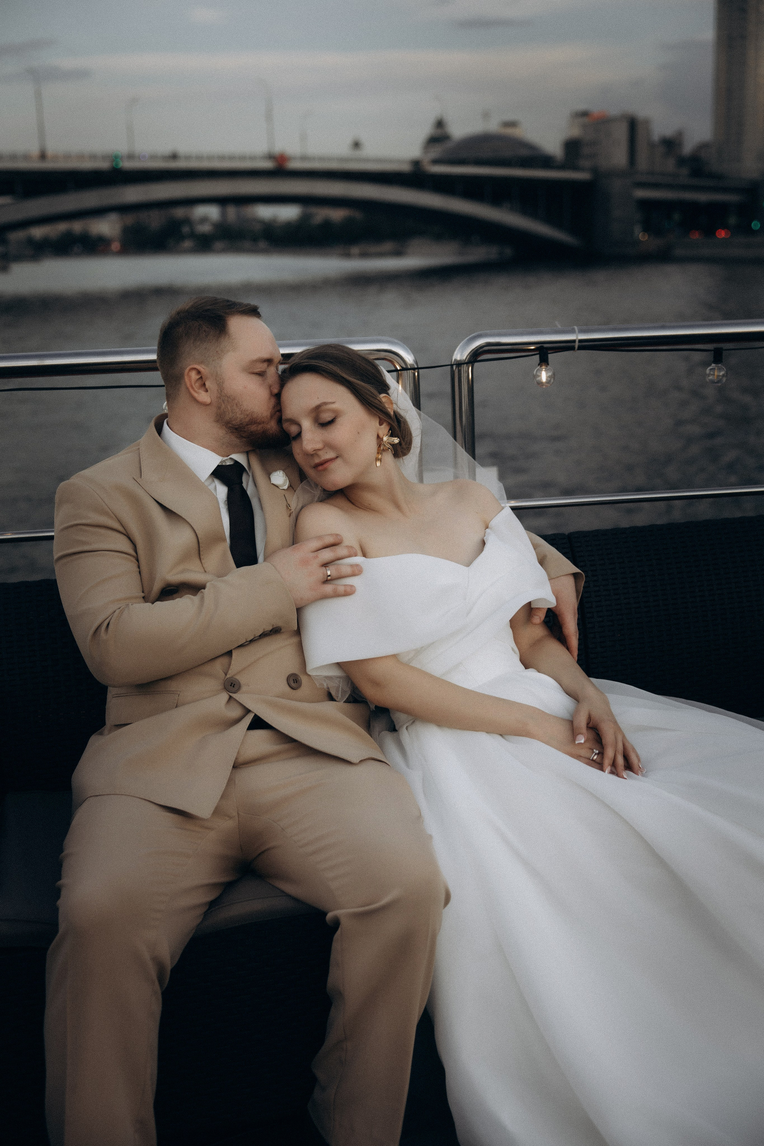 Утро невесты и свадебная фотосессия на теплоходе по Москве-реке