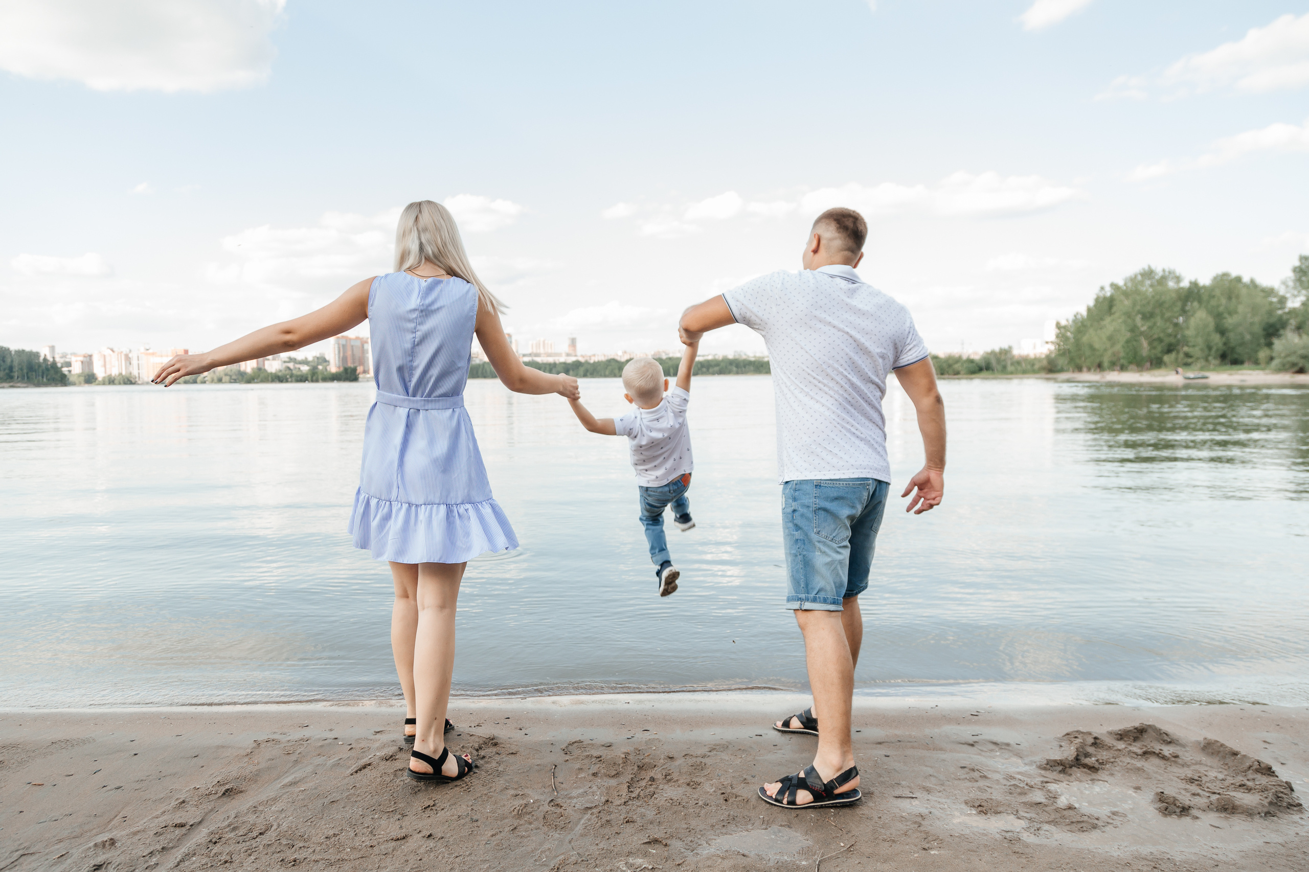 Семейная прогулка для Алины, Антона и Максимки. Свадебный и семейный фотограф в Новосибирске Ирина Дорошкова