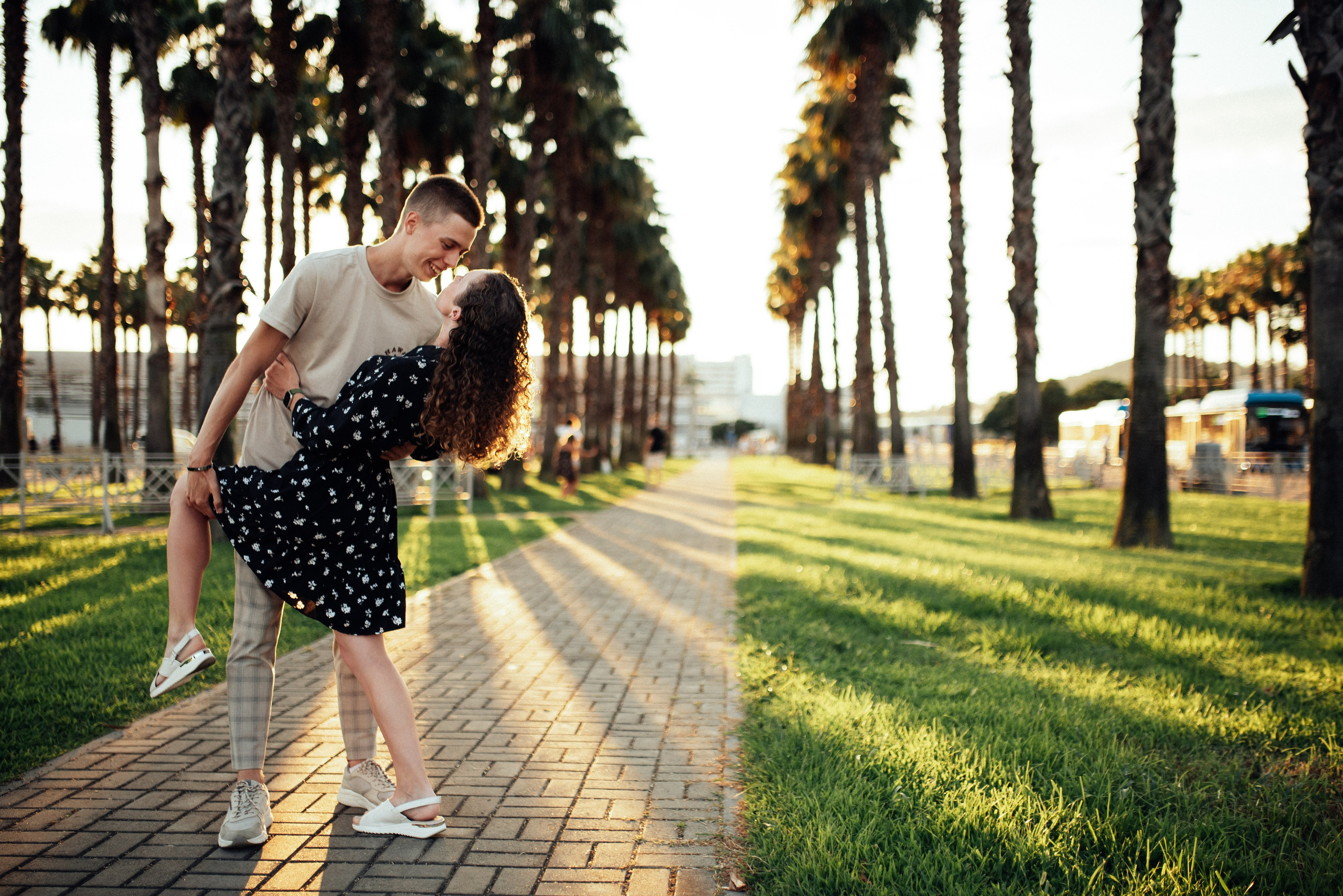 Фотосессия lovstory лавстори в Сириусе на аллее пальм. Фотограф в Сочи — Маргарита Поганова