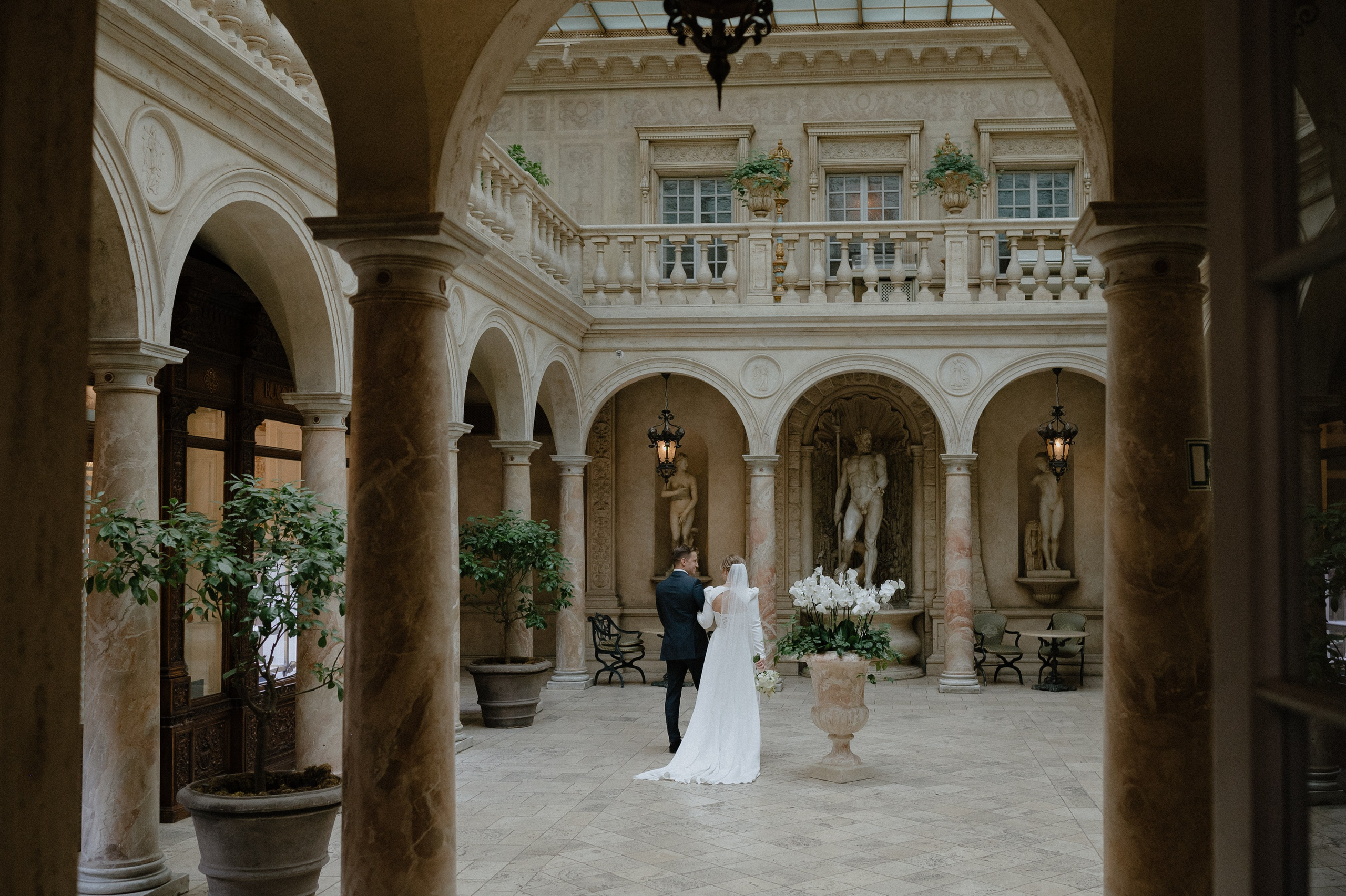 Свадебные сборы и фотосессия в отеле St. Regis. Свадебный фотограф Москва — Сергей и Татьяна
