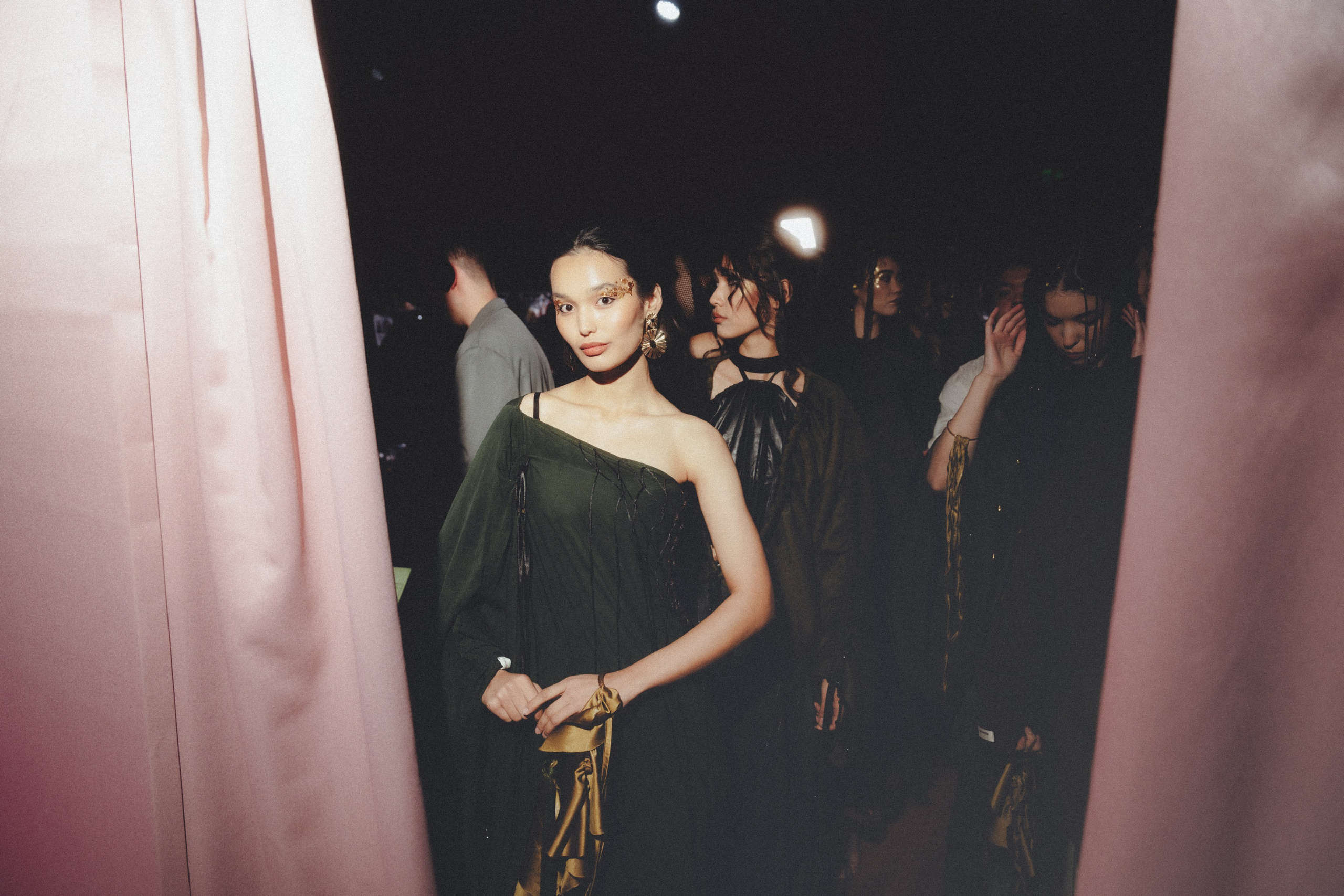 VISA FASHION WEEK ALMATY SS26 / BACKSTAGE ZONE