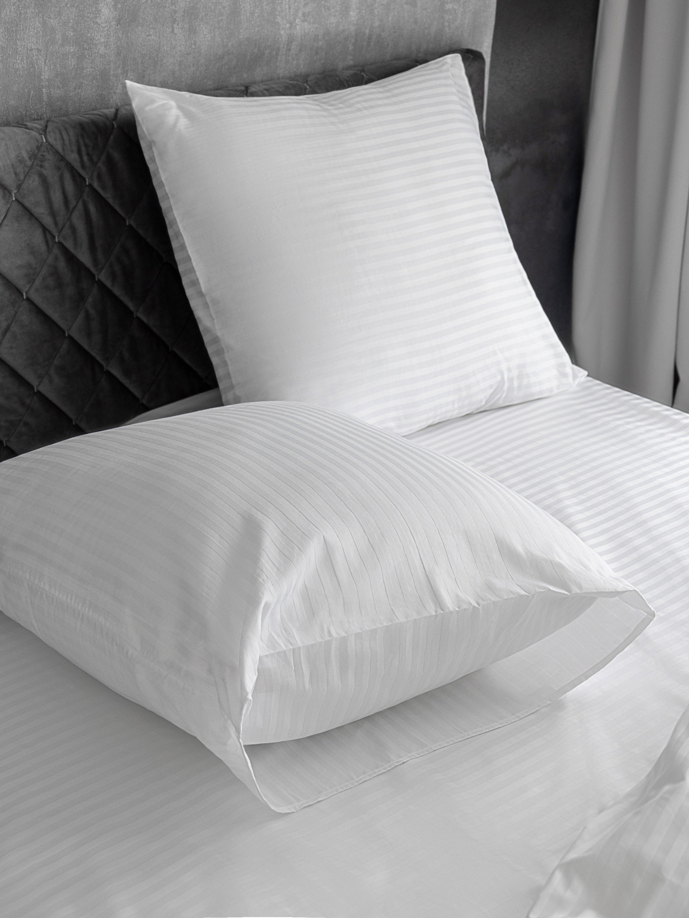 Белые подушки с полосатым принтом страйп | Детальная съемка для каталога