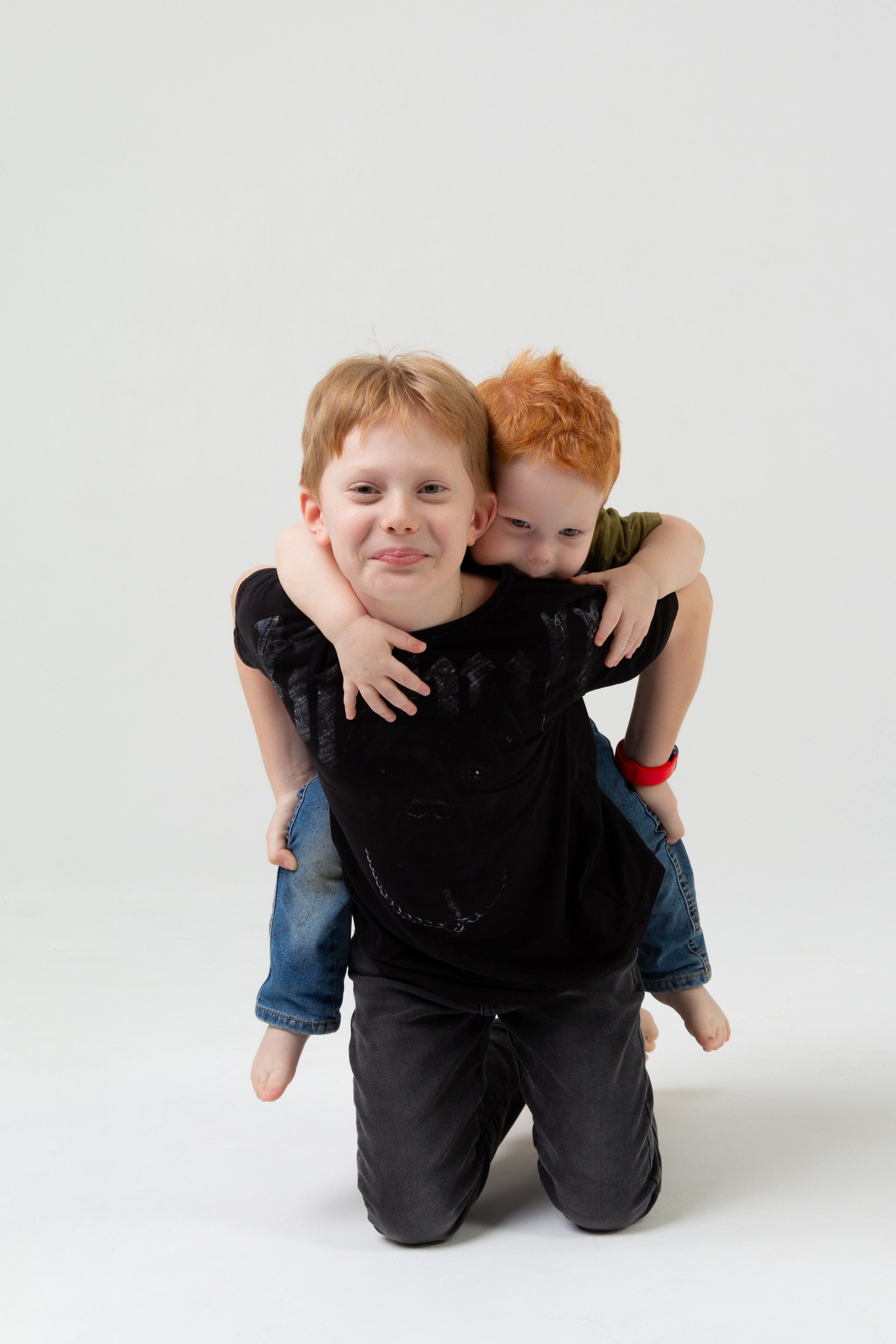 Брат с братом на фотосессии