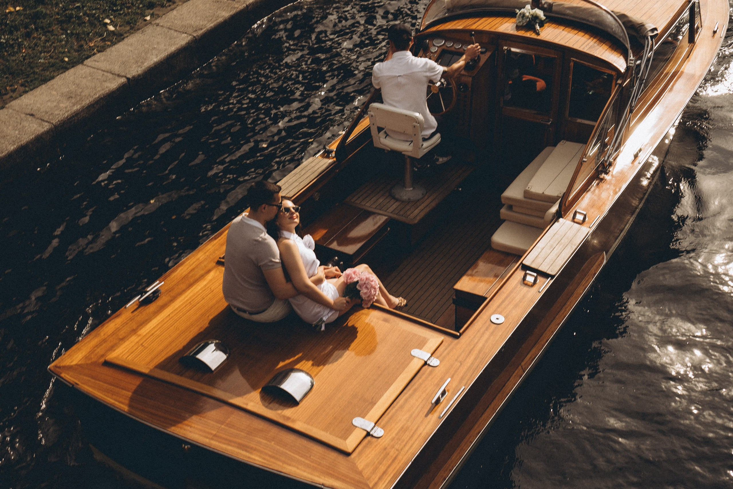 СВАДЕНБНАЯ СЬЕМКА НА КАТЕРЕ ПО КАНАЛАМ САНКТ-ПЕТЕРБУРГА И В АКВАТОРИИ НЕВЫ. Профессиональный фотограф, Санкт-Петербург — Виктория Богомолова