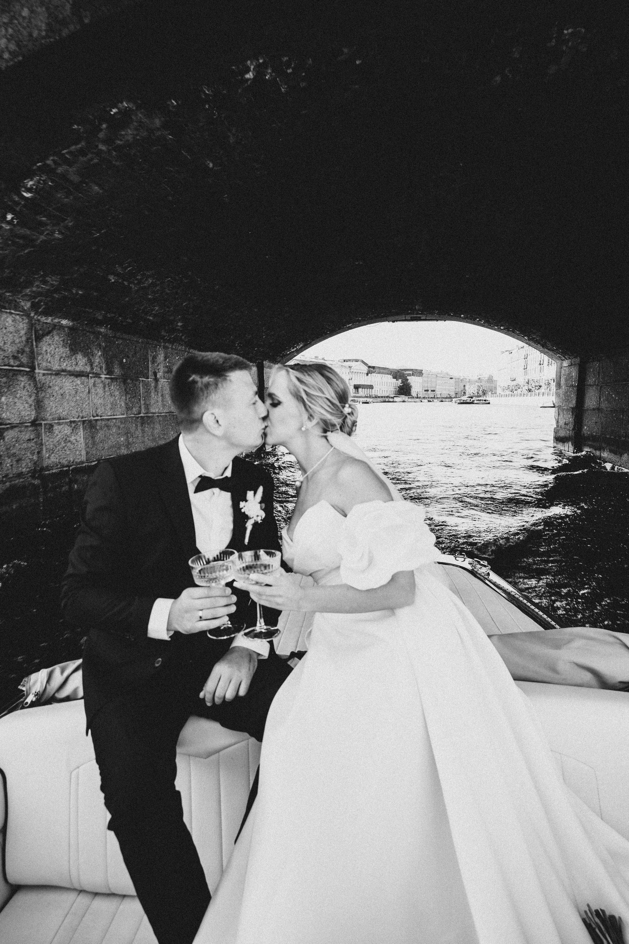 СВАДЕНБНАЯ СЬЕМКА НА КАТЕРЕ ПО КАНАЛАМ САНКТ-ПЕТЕРБУРГА И В АКВАТОРИИ НЕВЫ. Профессиональный фотограф, Санкт-Петербург — Виктория Богомолова