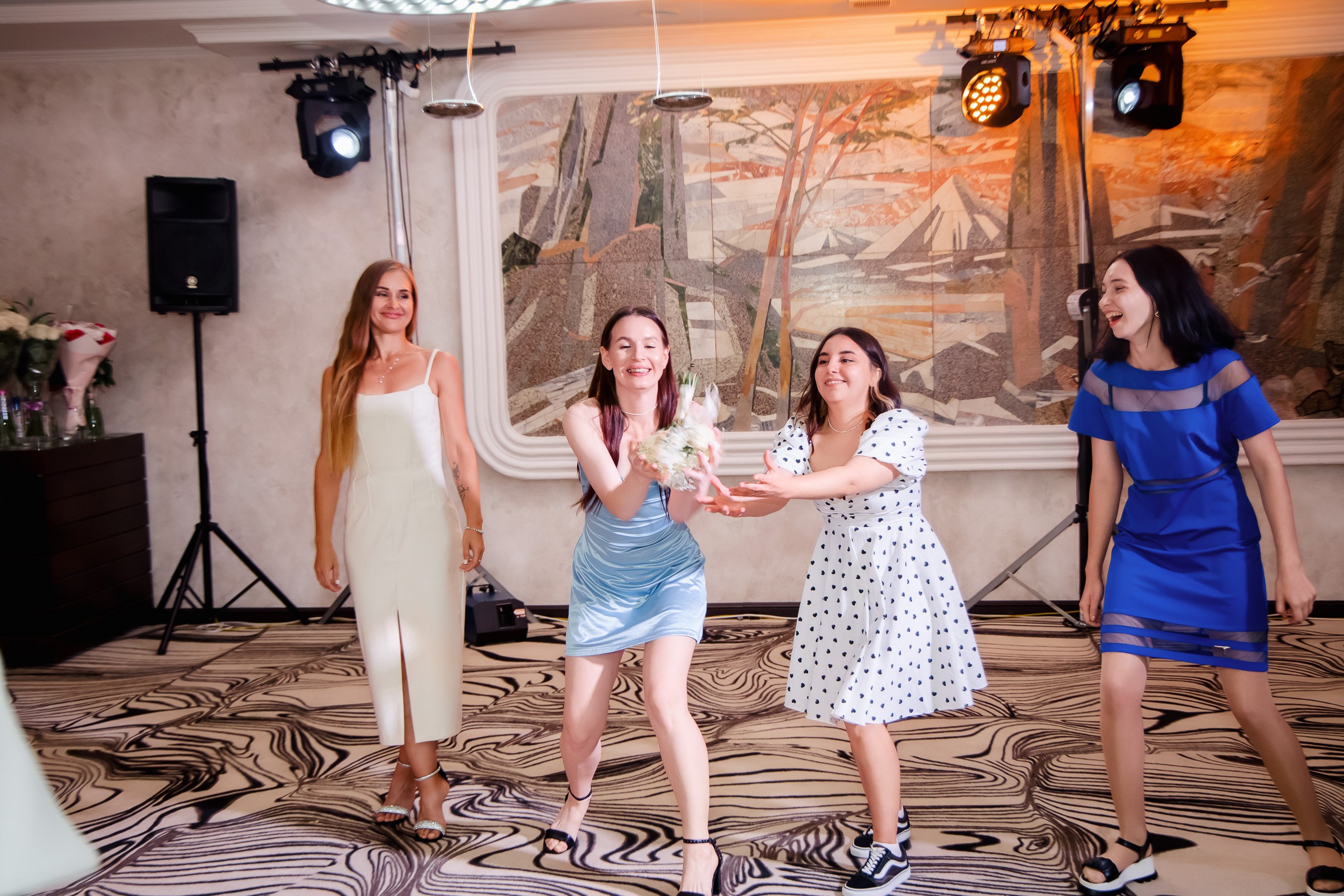 Евгений и Юлия. Совместные сборы. Интурист. Выездная. Фото с Китами. Свадебный фотограф в Хабаровске