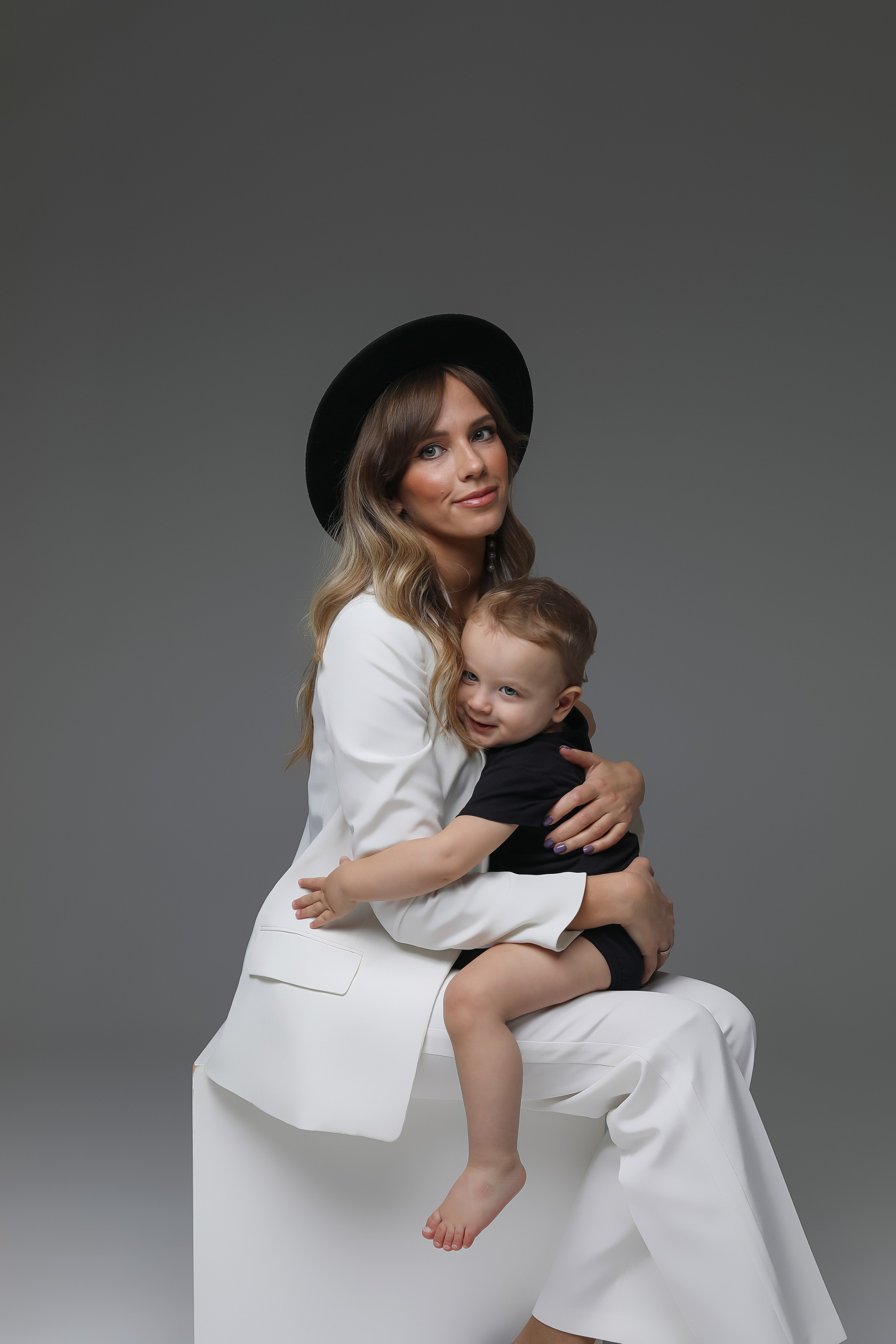 Мама и Малыш на Циклорамме. Семейный и Детский фотограф в Москва Скворцова Татьяна