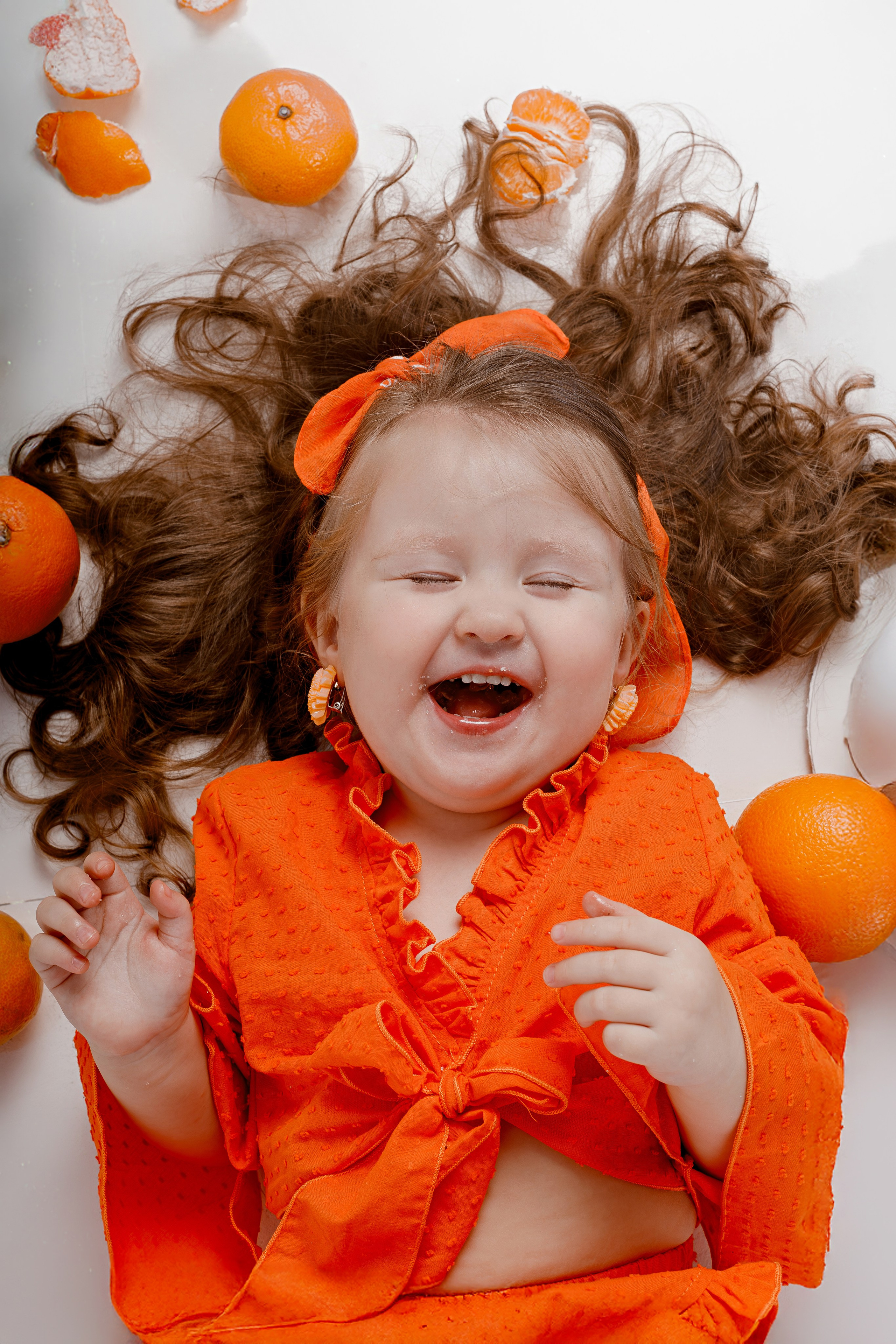Детская фотосессия с мандаринами в студии в Сочи. Детский студийный фотограф Сочи