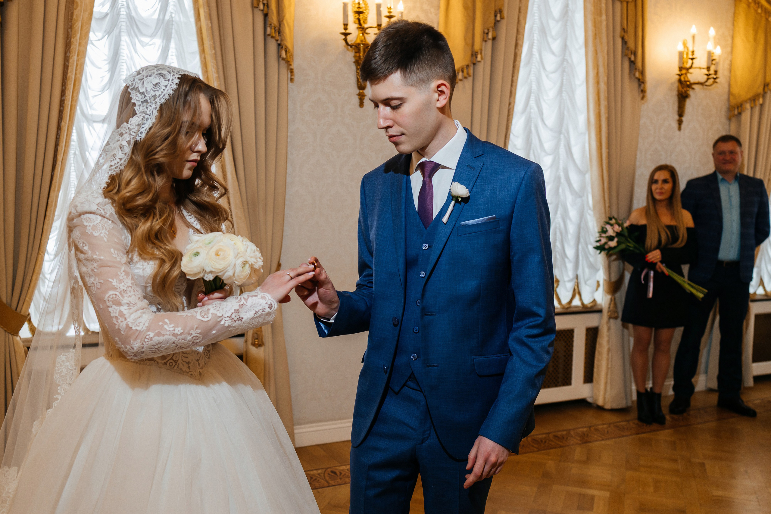 Роскошное утро пары в номере отеля. Олег Сверчков | Свадебный фотограф Вологда