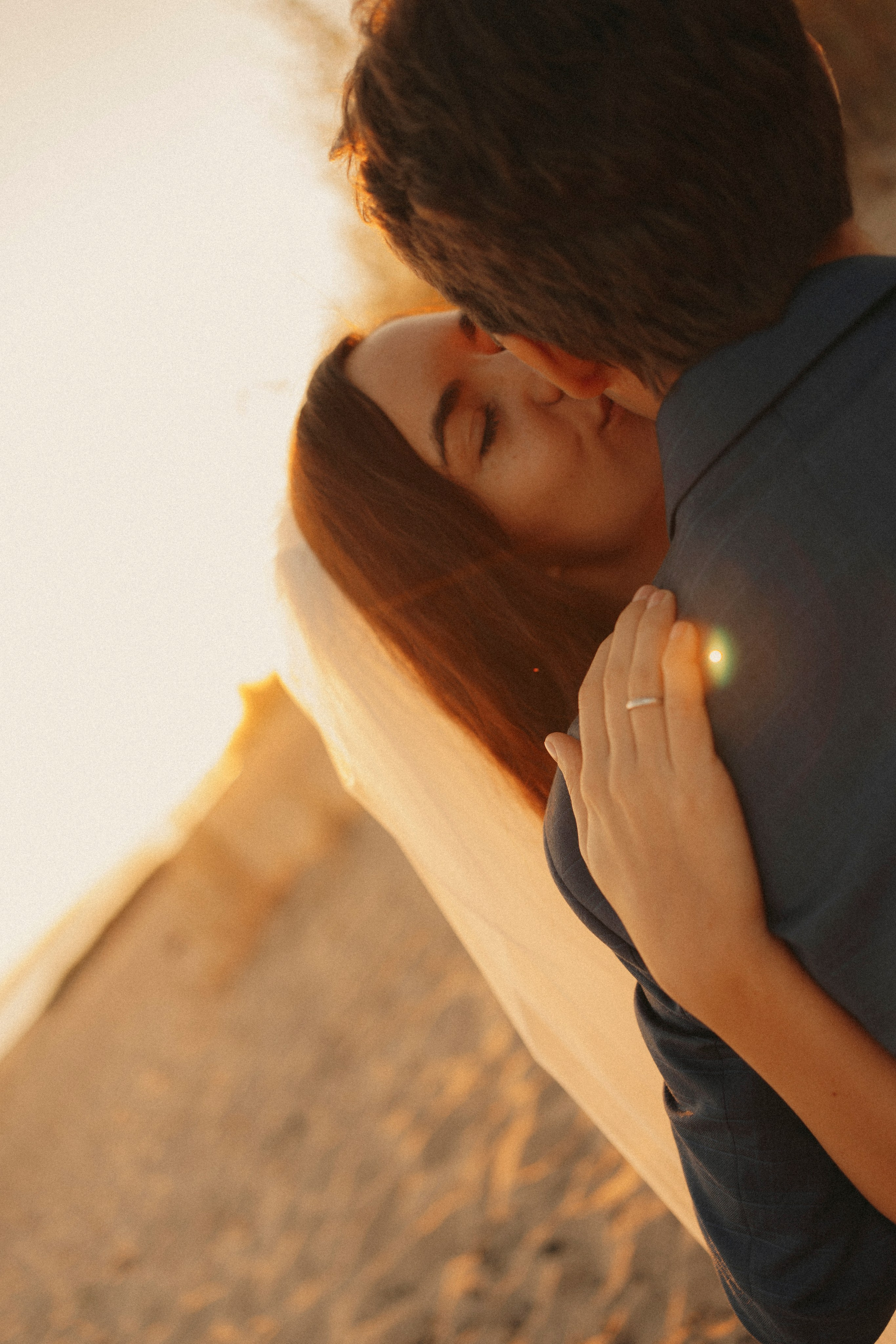 Love Story в свадебных нарядах на берегу реки. Портретный фотограф в Казани, Красной Поляне и Сочи Анна Кузнецова