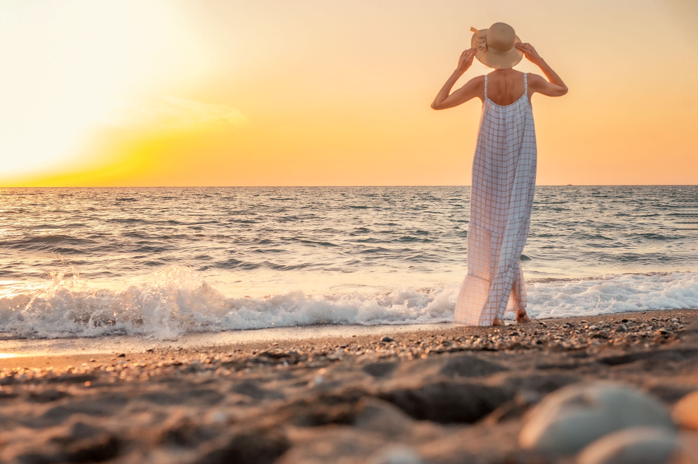 Девушка на фоне моря и солнца