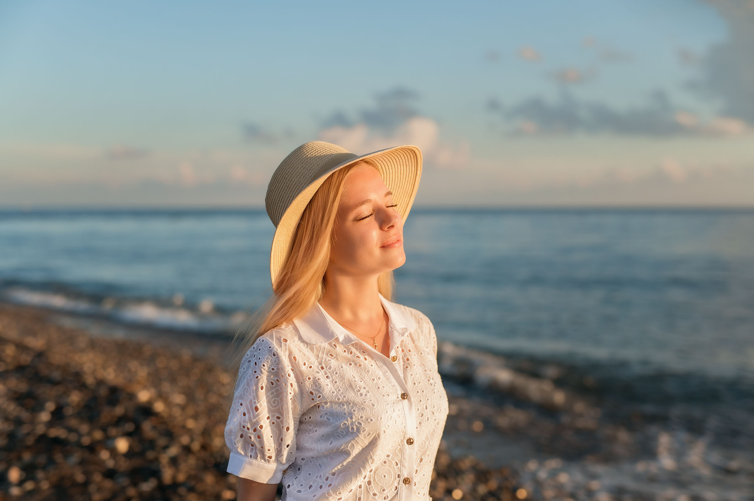 Обычная девушка на фотосессии у моря
