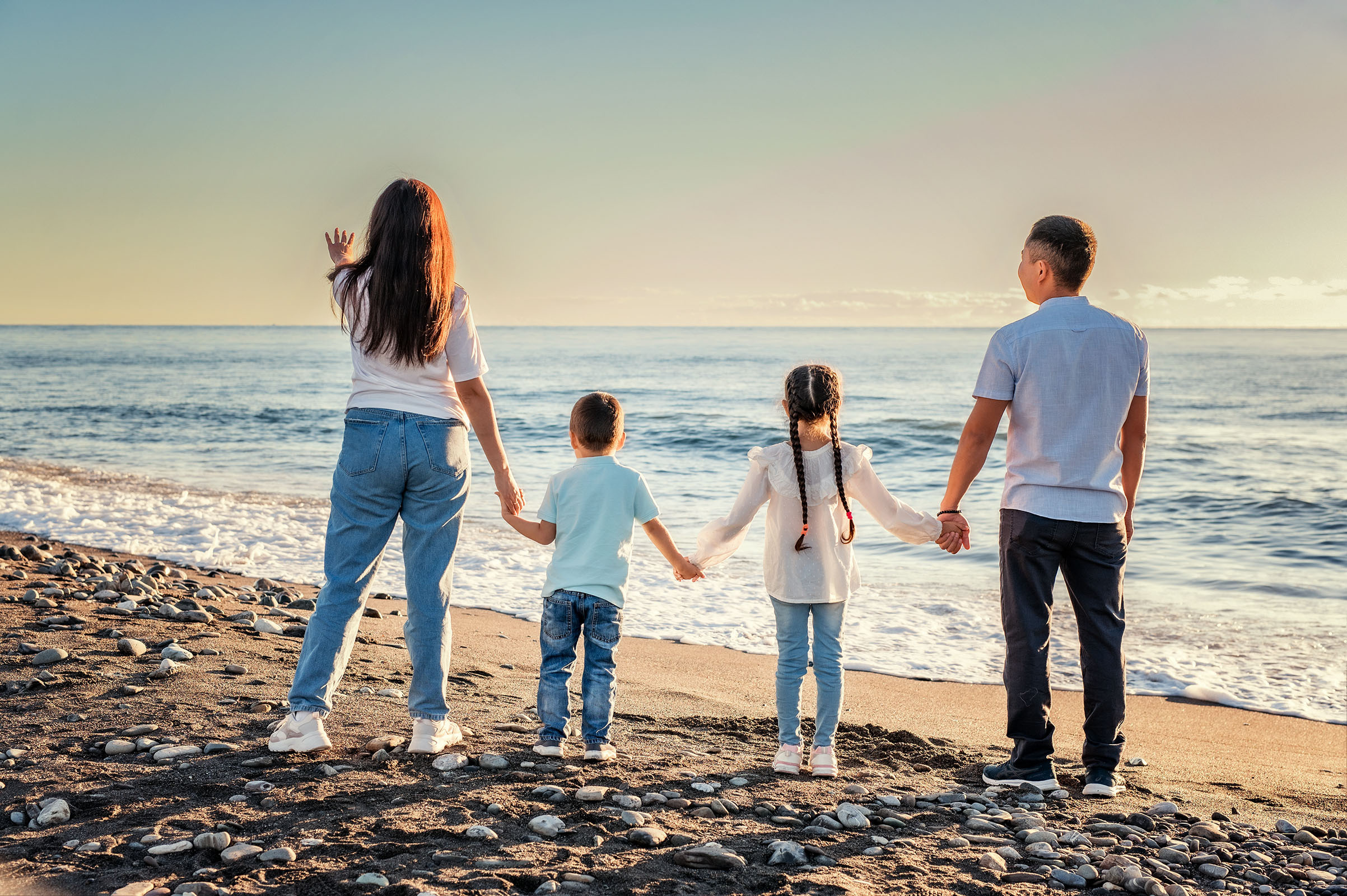 Семейная фотосессия в Сочи у моря на закате.