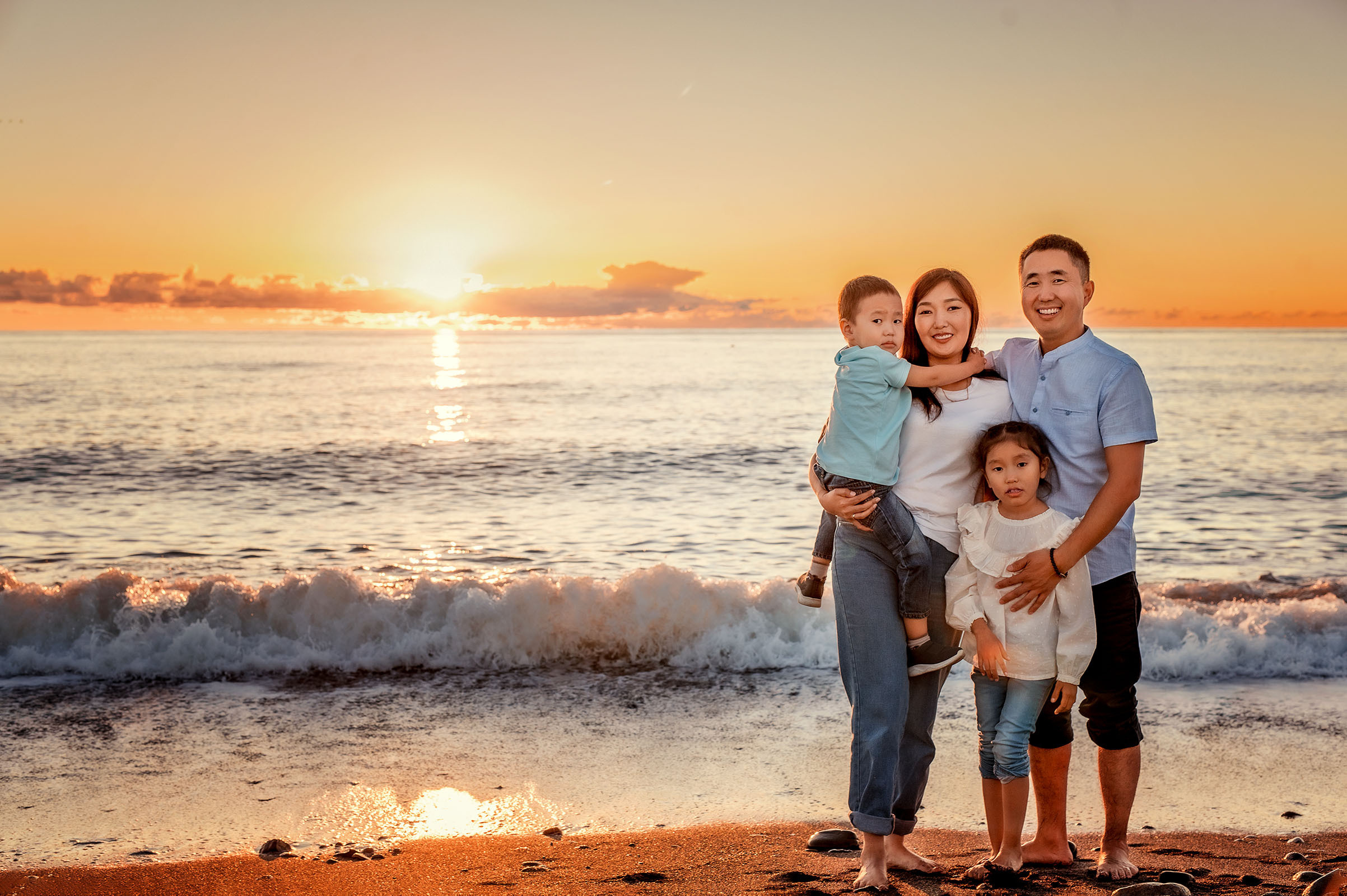 Закатная семейная фотосессия на море в Адлере.