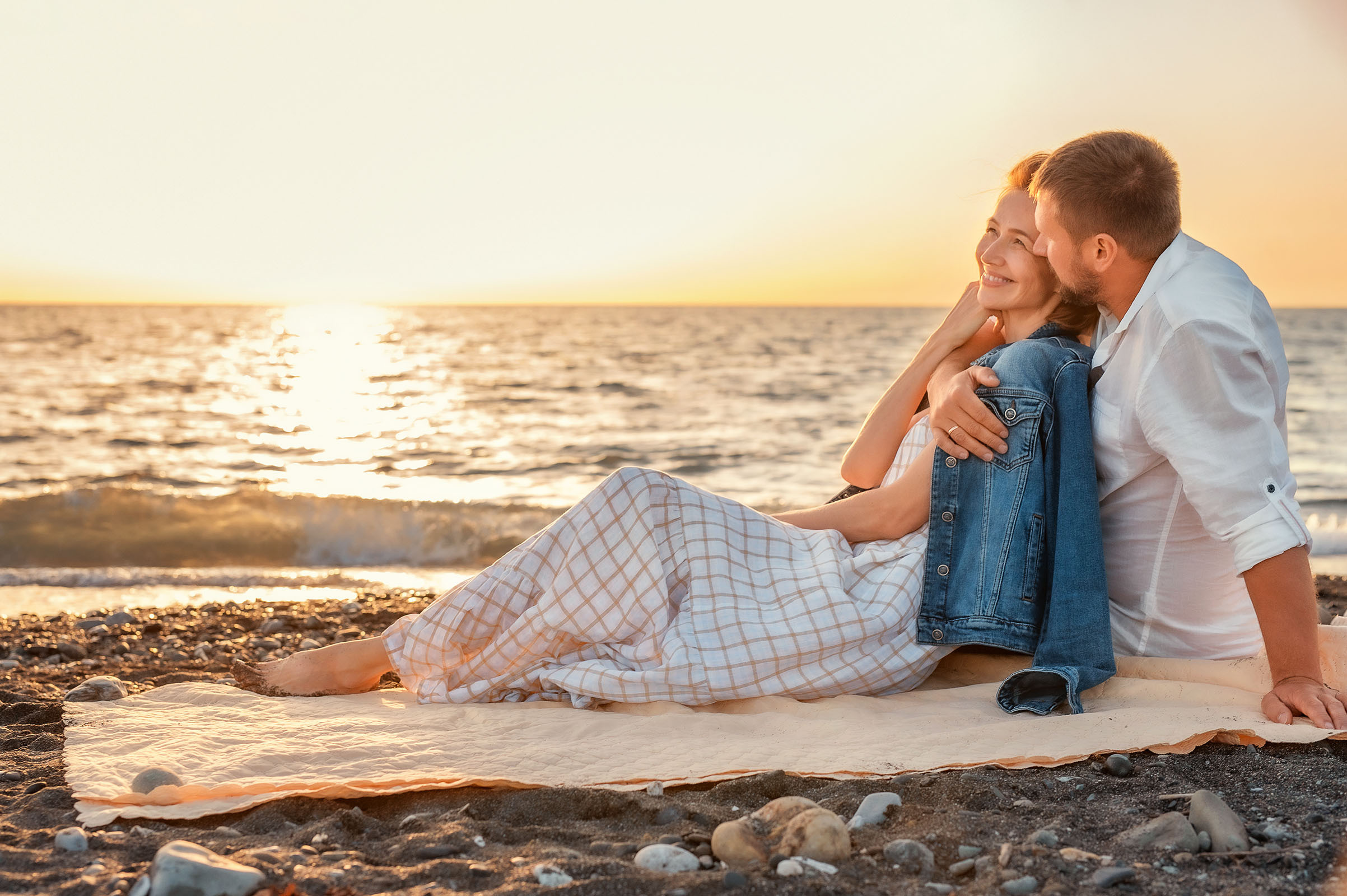 С любимым в обнимку у моря на закате в Адлере