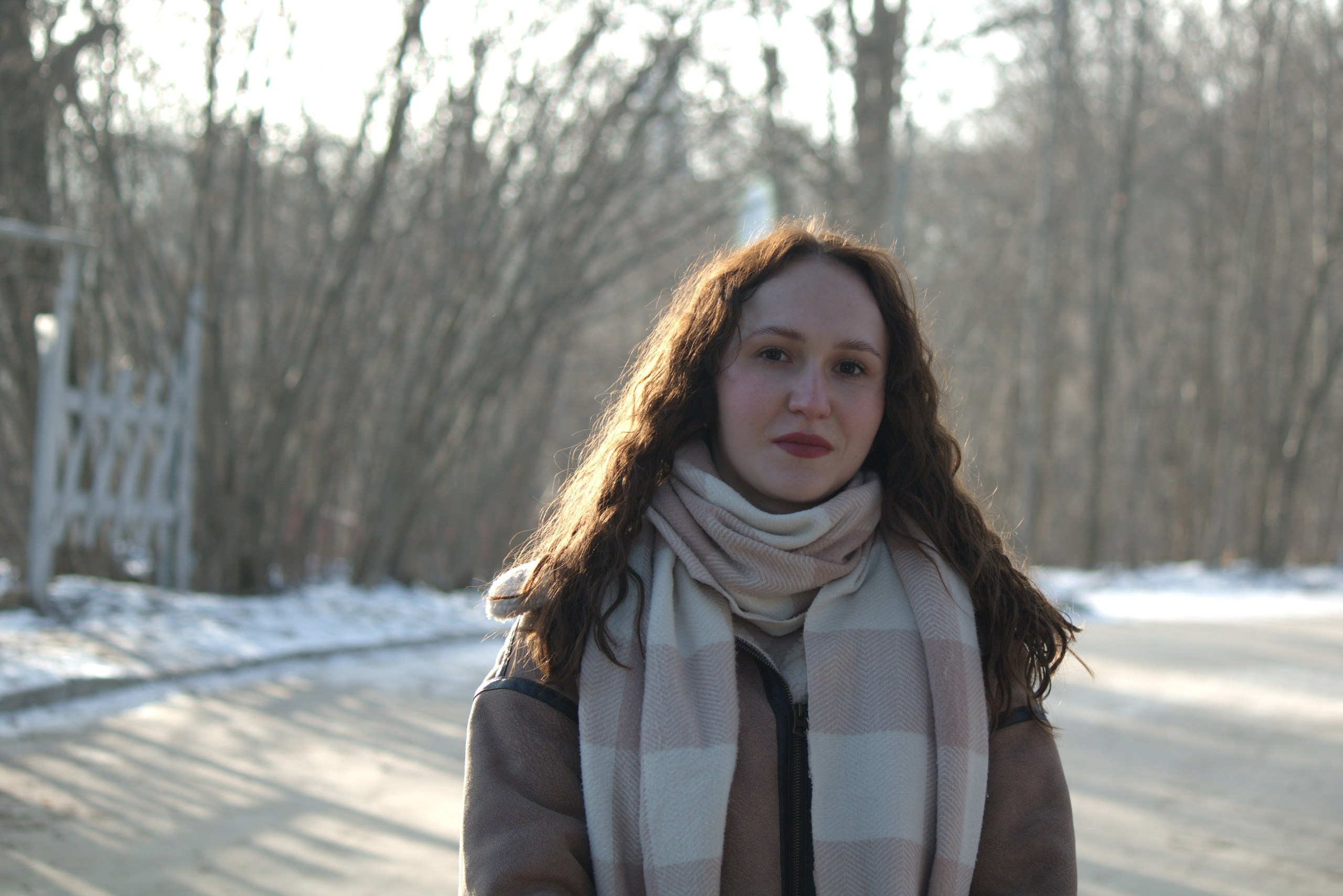 женский портрет крупным планом,  уличное фото