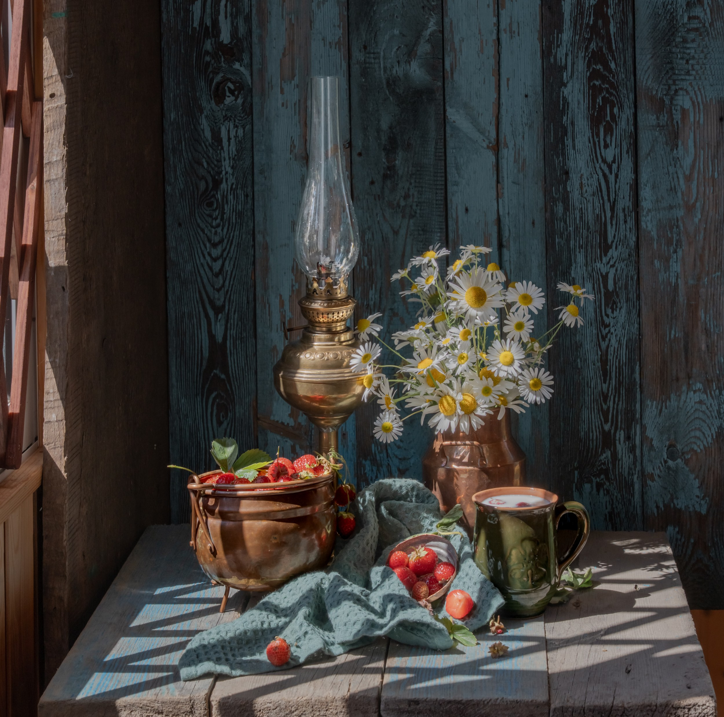 Летний натюрморт с малиной , молоком и ромашками на даче.