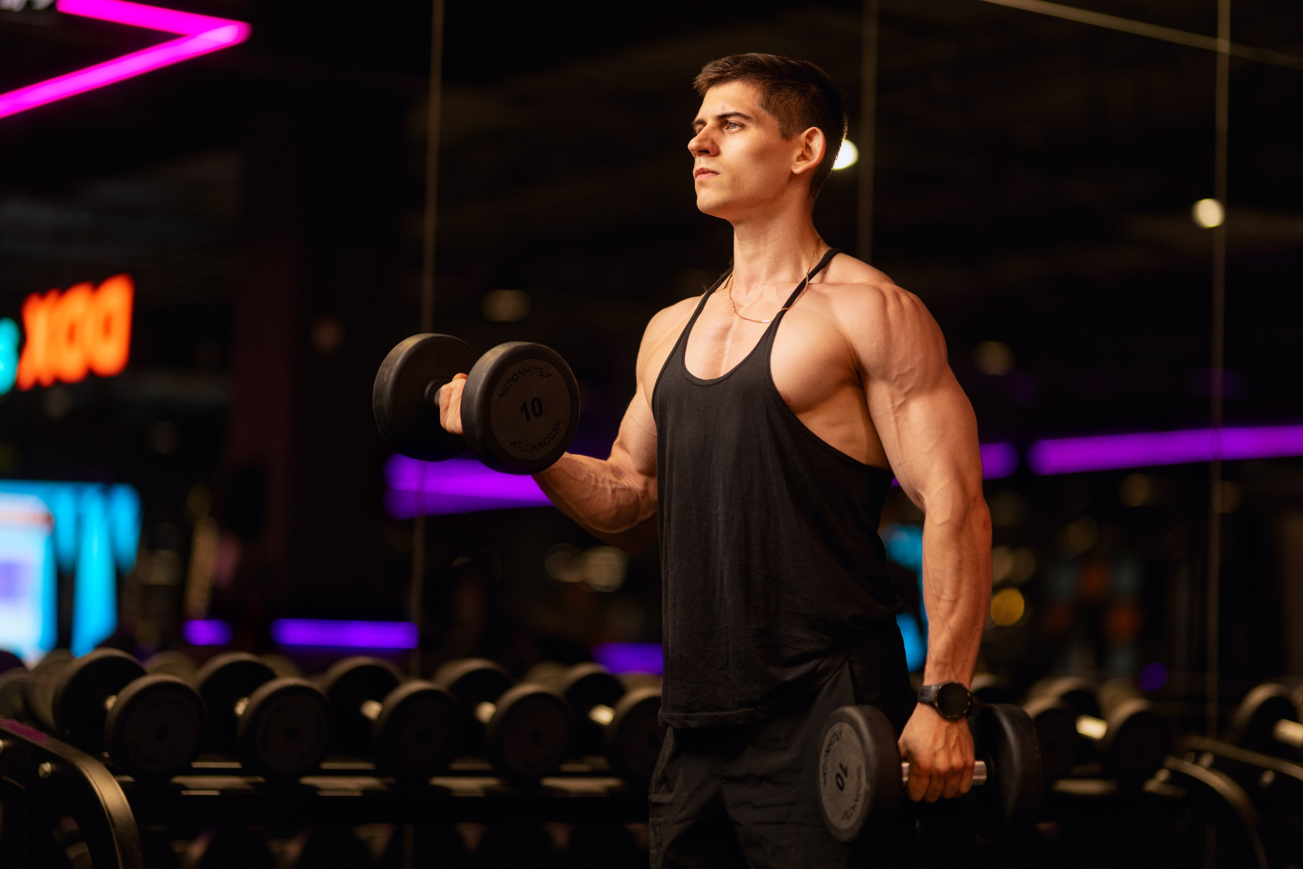 Фотосет в Владом в тренажерном зале для контента. Дмитрий Шульгин, портретный фотограф в Воронеже