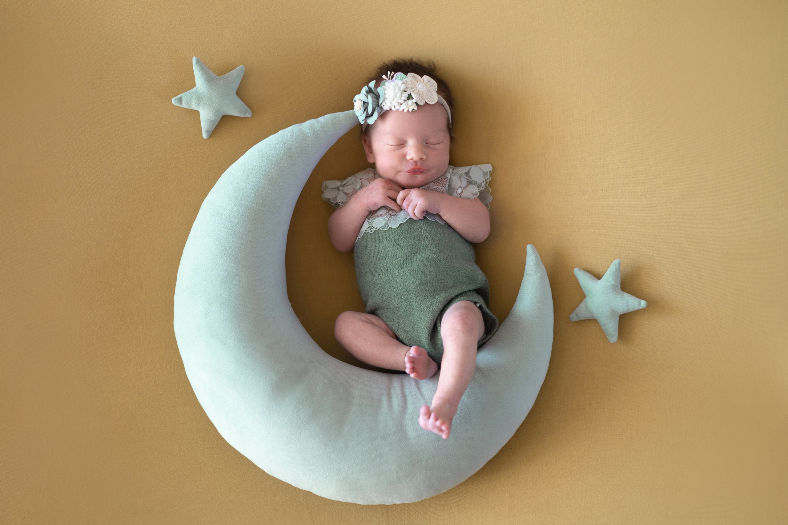 новорождённый ребенок спит на луне со звездами