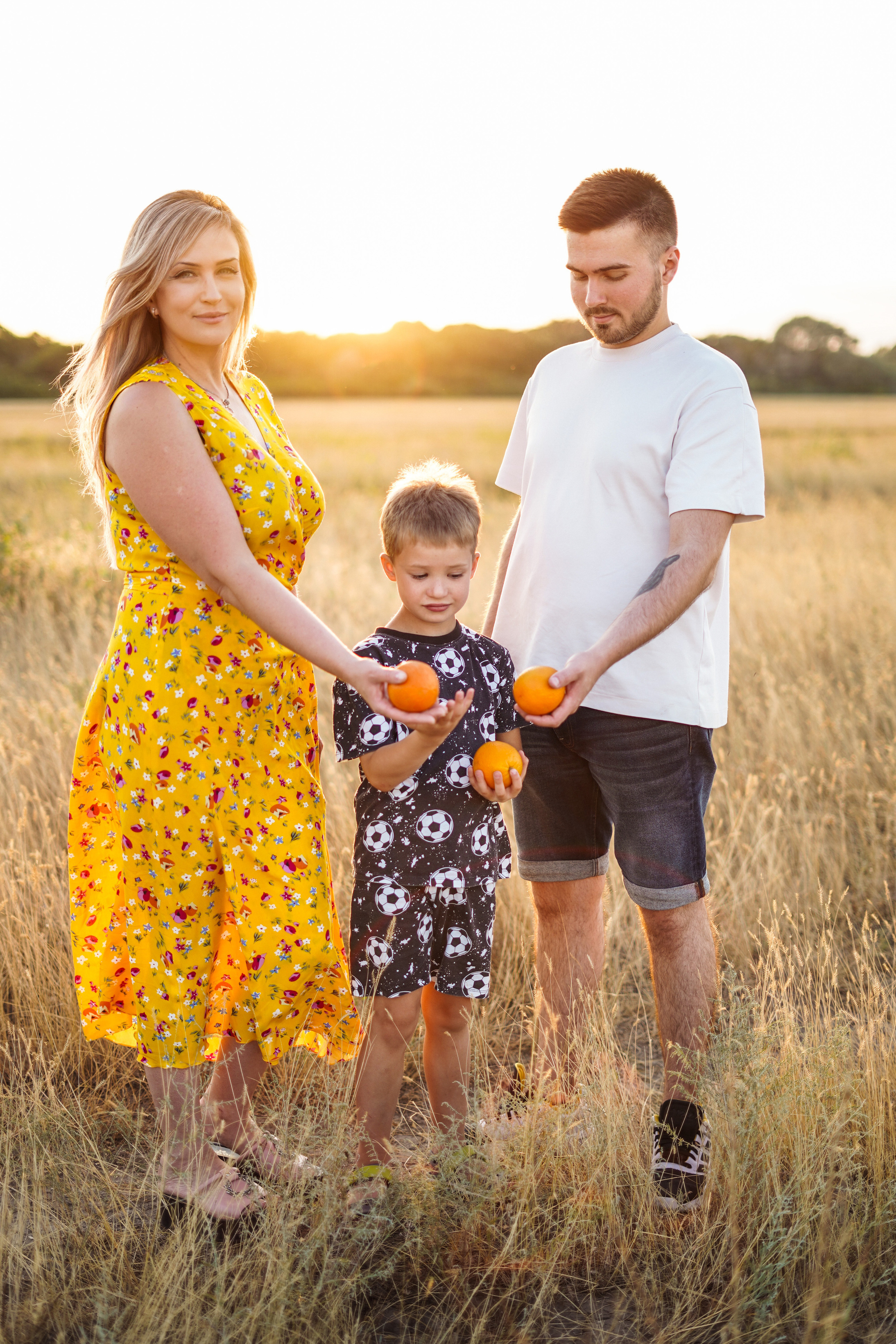 Семейная фотосессия в поле. Фотограф Москва, визуальный менеджер Дарья Шевченко
