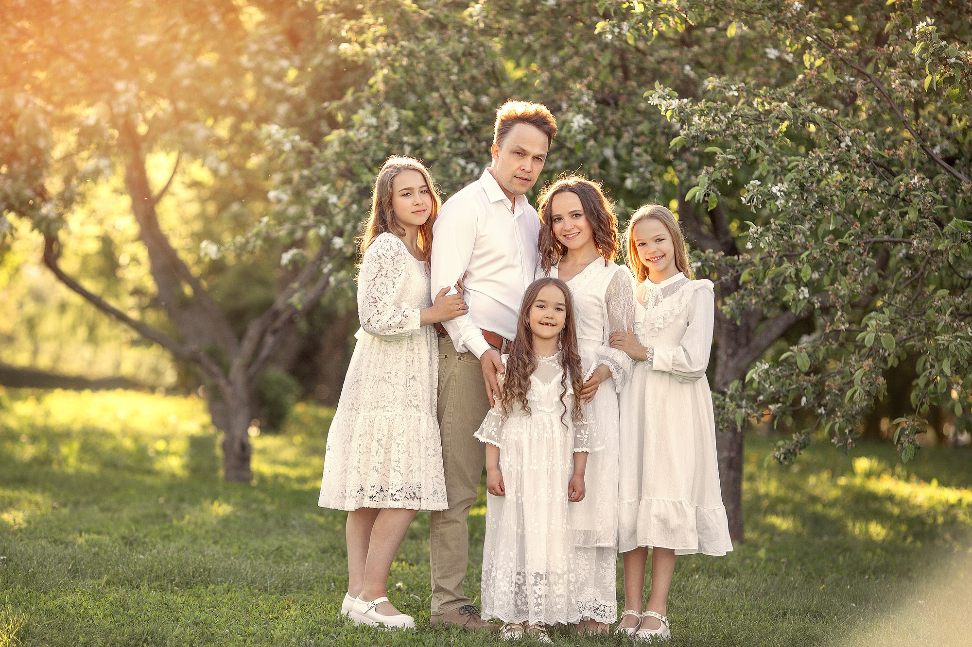 Нежнейшая семейная съемка в белом цветении. Tatyana Nadezhdina Family photographer