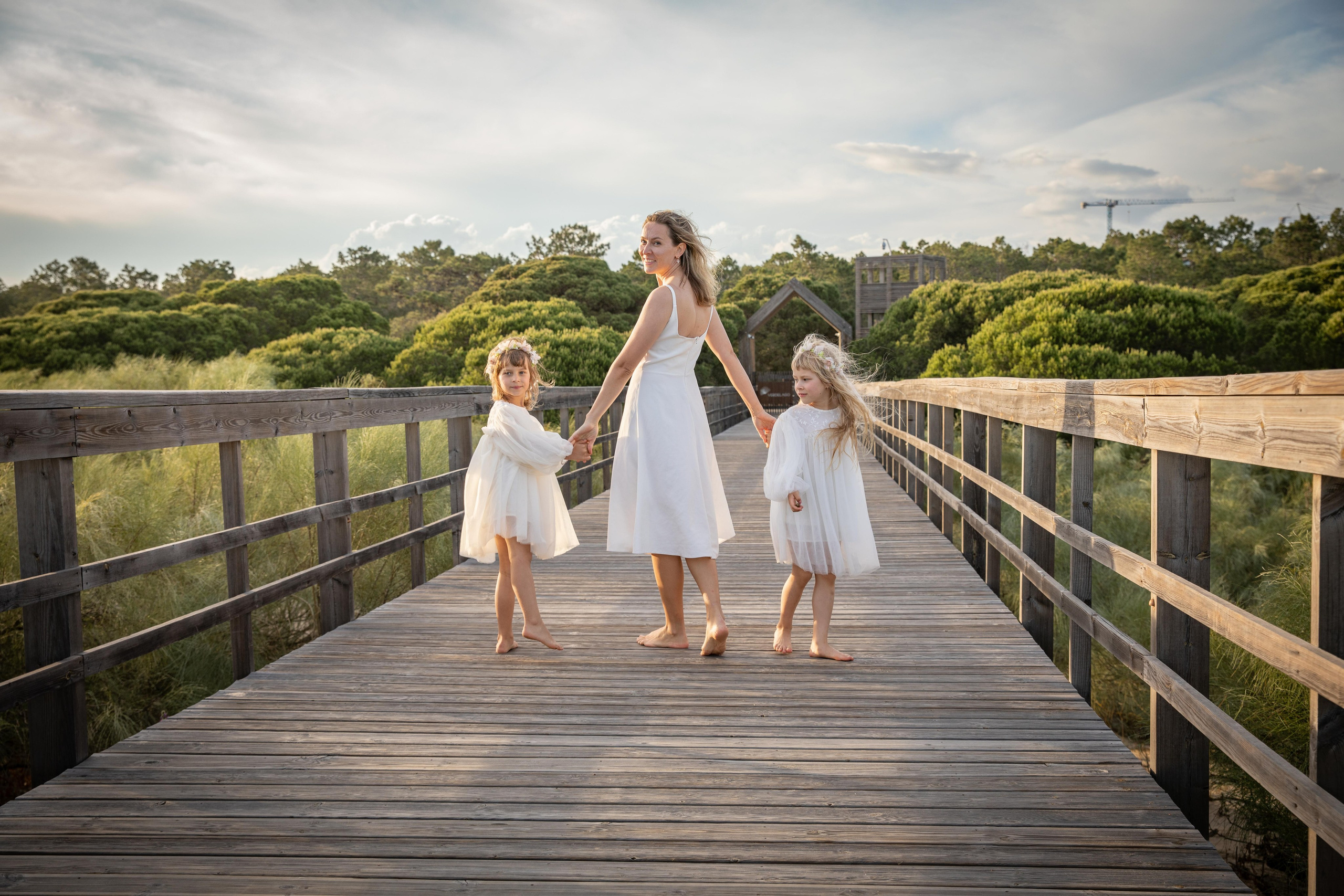 Family on the ocean. Professional Photographer in Portugal. Oksana Lomnova