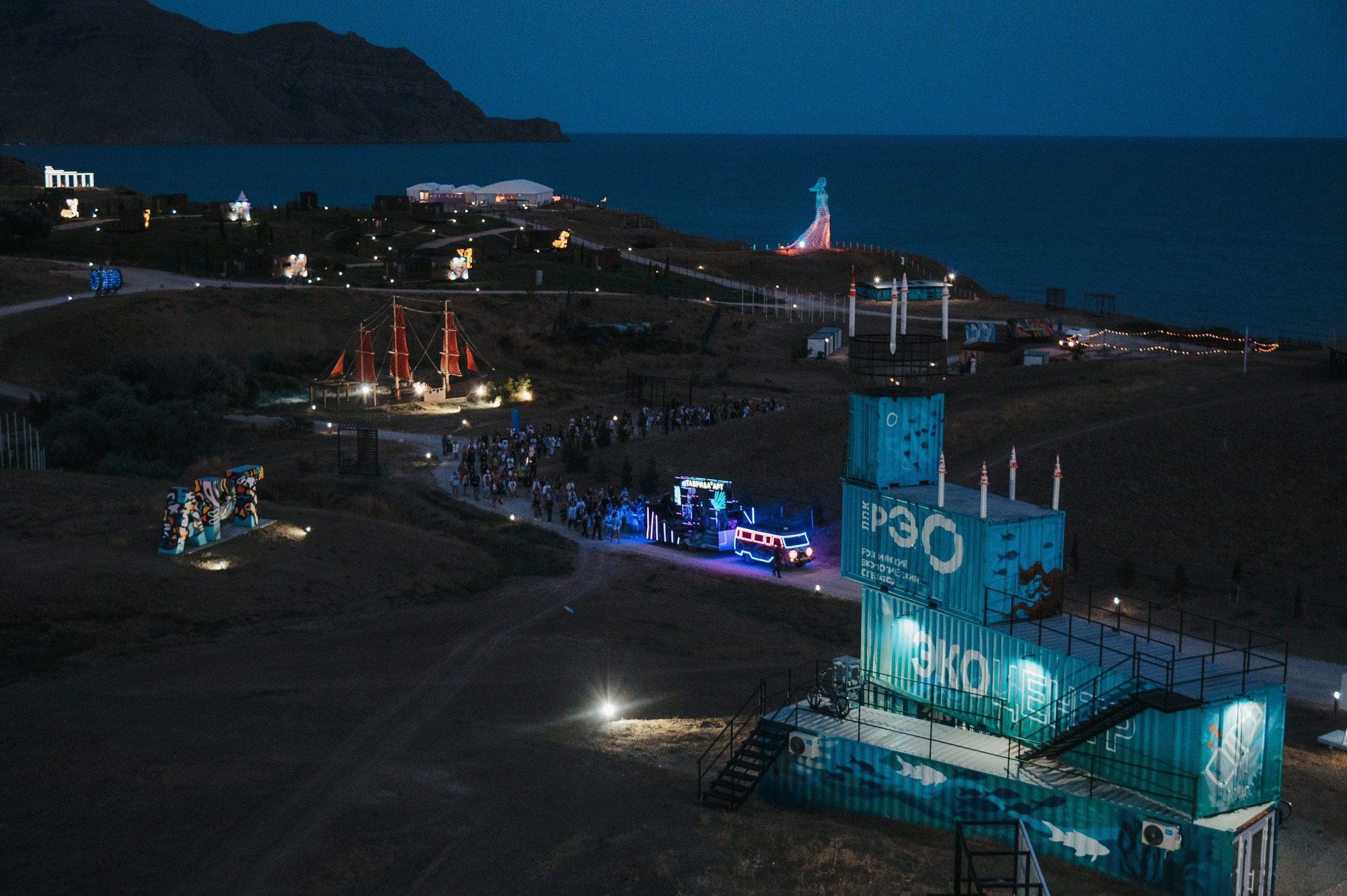 Съемка шествия людей по территории площадки форума