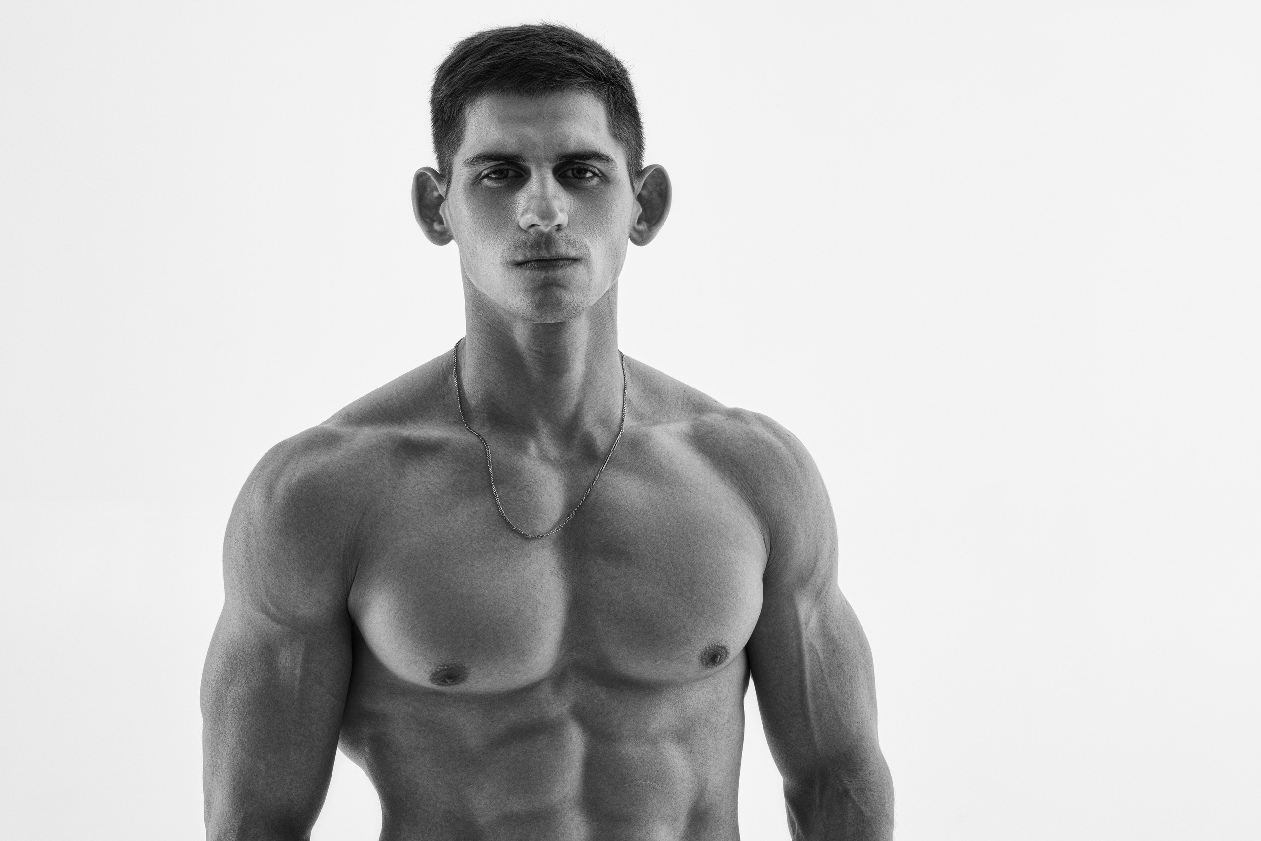 Съемка с Владом на циклораме с импульсным светом для себя и контента. Дмитрий Шульгин, портретный фотограф в Воронеже