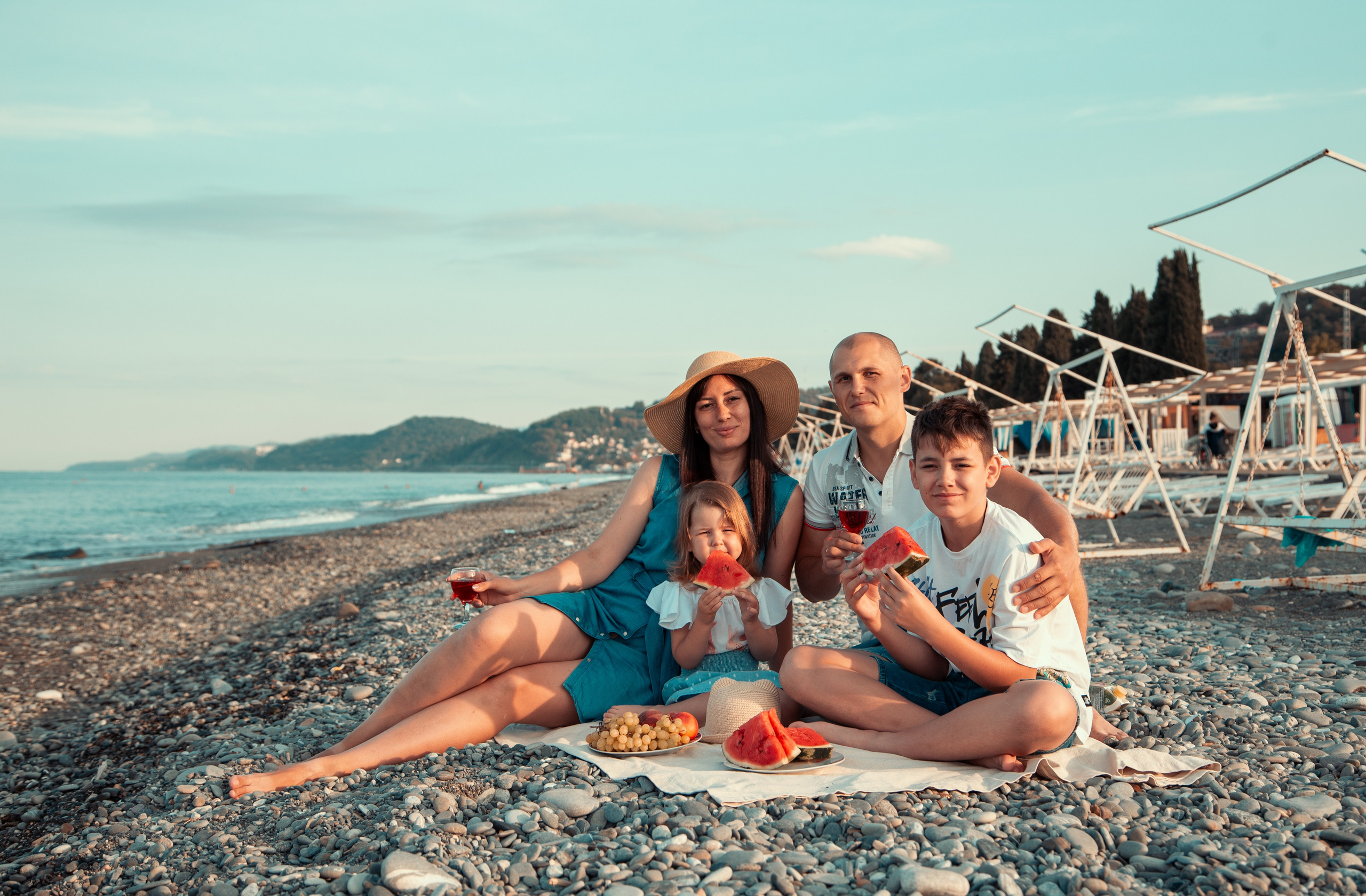 Завтрак у моря в Лоо на пляже «Горный Воздух». Семейный фотограф в Сочи, Лоо, Дагомысе, Вардане Кучумова Олеся