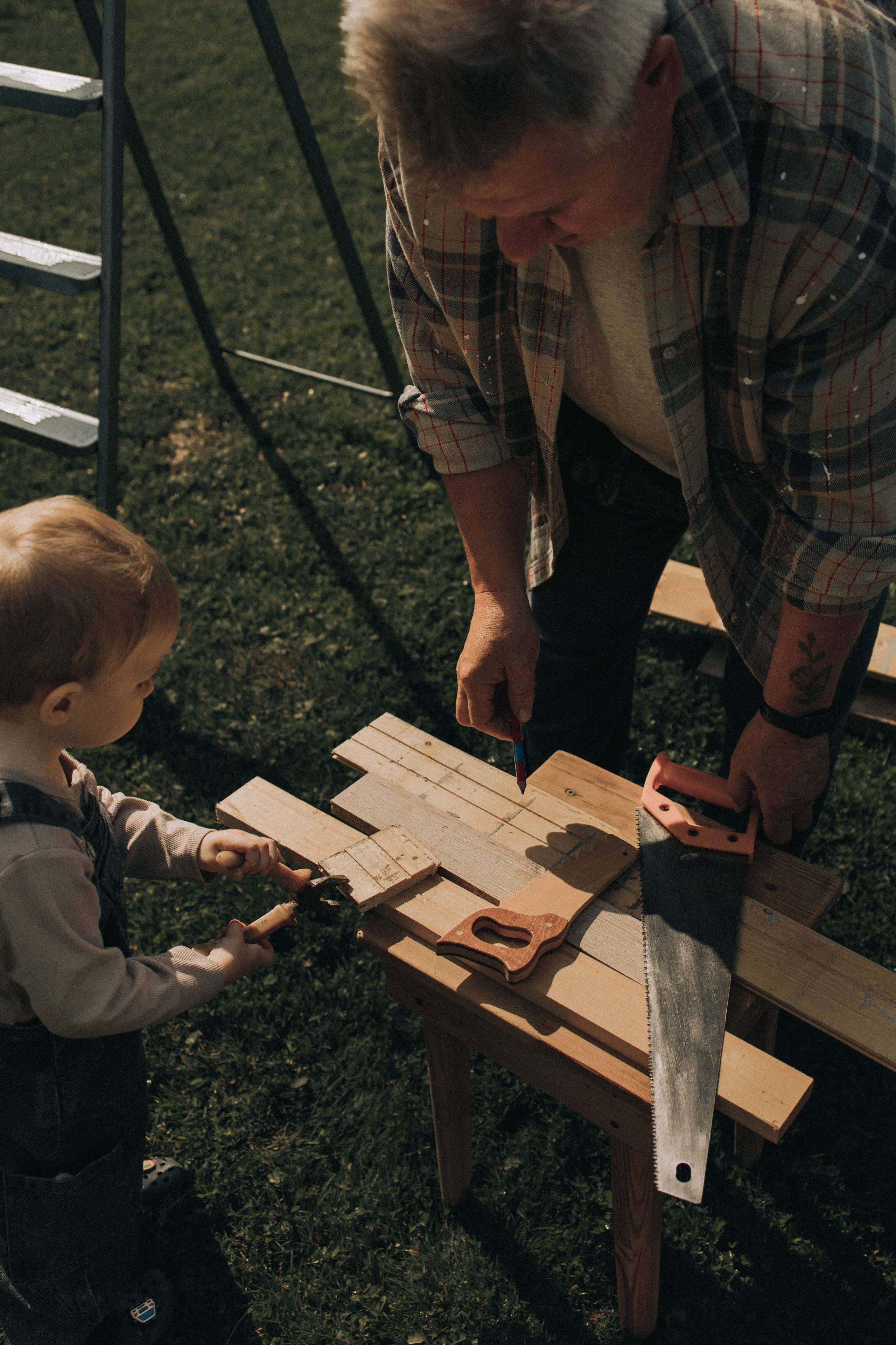 Стройка с дедом. Фотограф lifestylе в Москве Пшеничная Анастасия