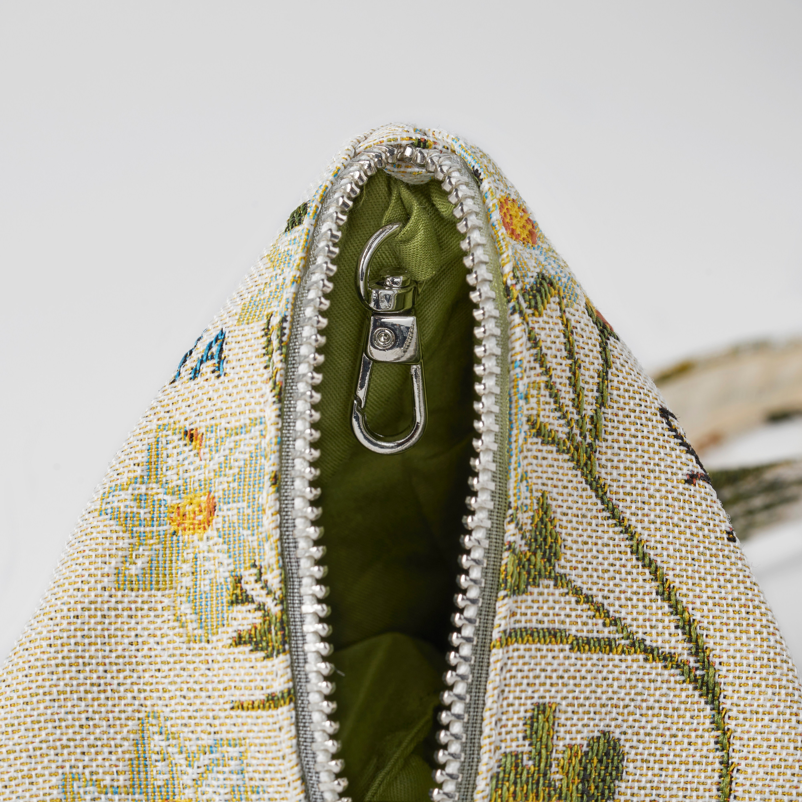 Каталог на белом фоне. Предметный фотограф в Новосибирске Лебедева Дарина