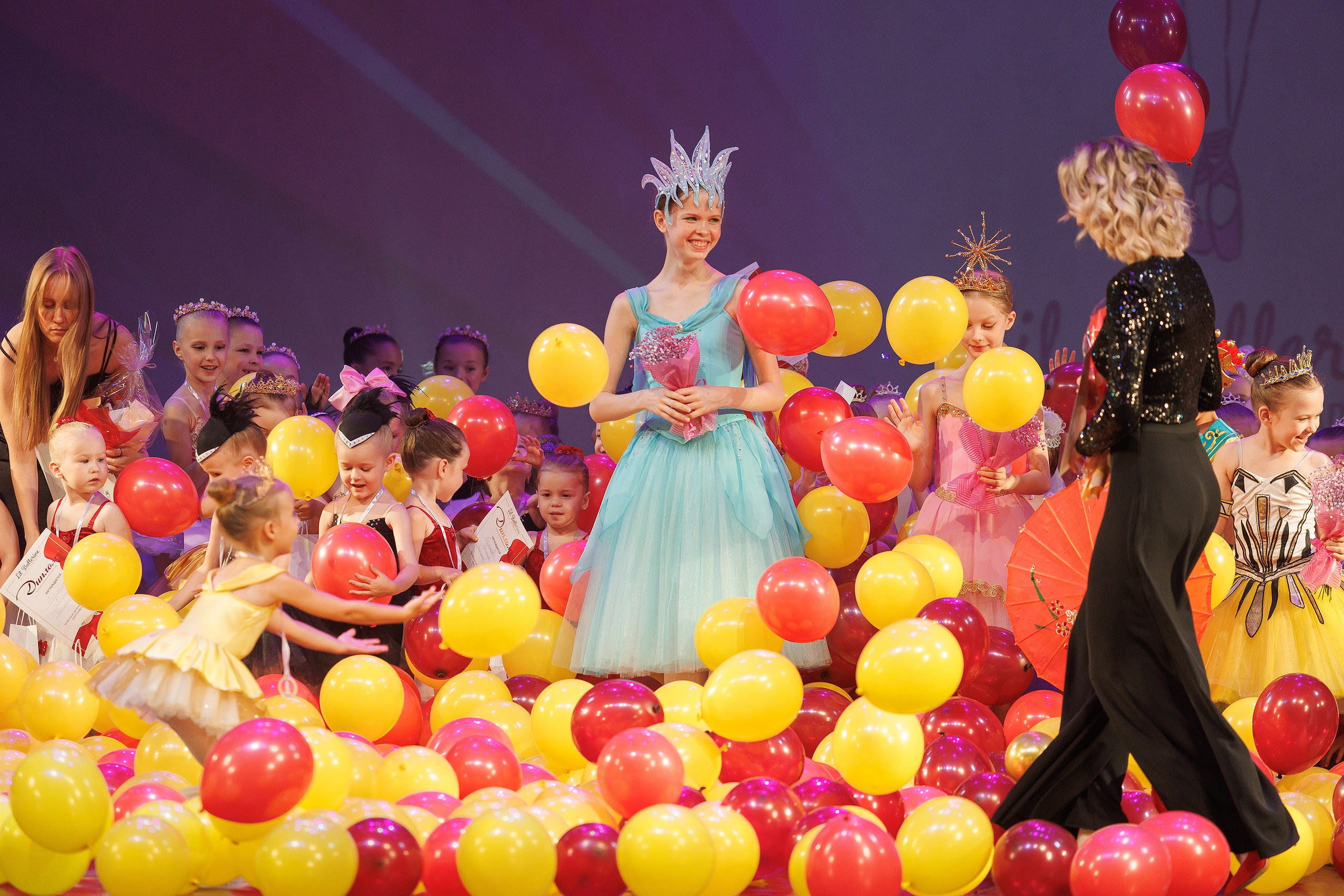 Репортажная фотосъемка отчетного концерта студии танцвев LilBallerine. Профессиональный фотограф в Новосибирске