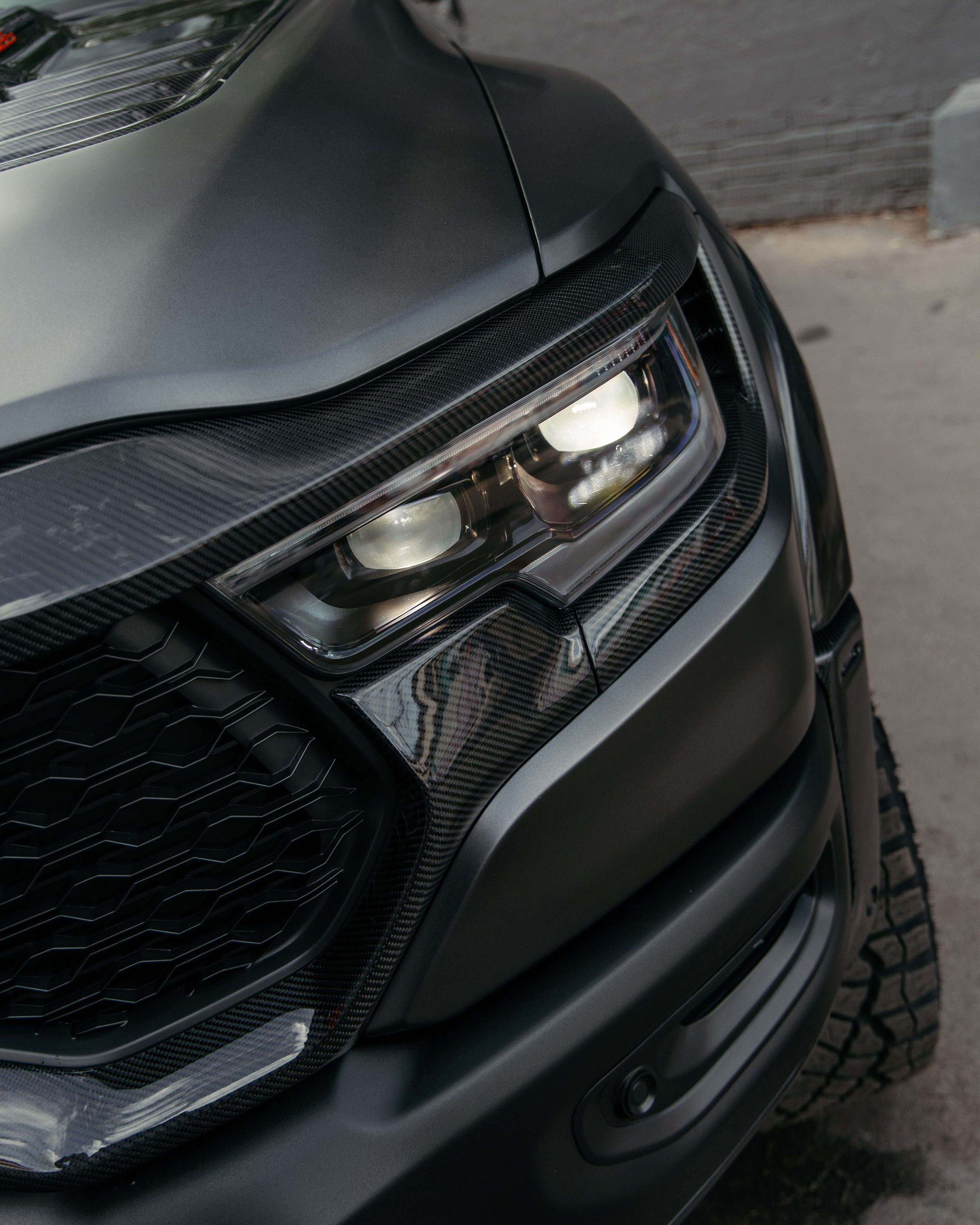 Ram TRX ламинация карбоном внешних элементов кузова, салона и установка распорки. DeLorein