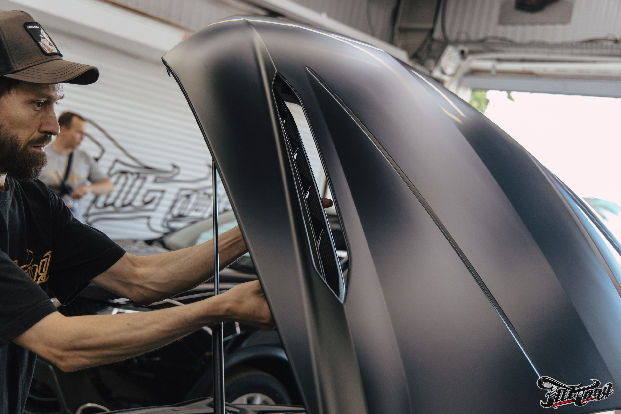 Lamborghini Urus ламинация карбоном вставок в капот, спойлеров, крышки багажника и зеркал. DeLorein