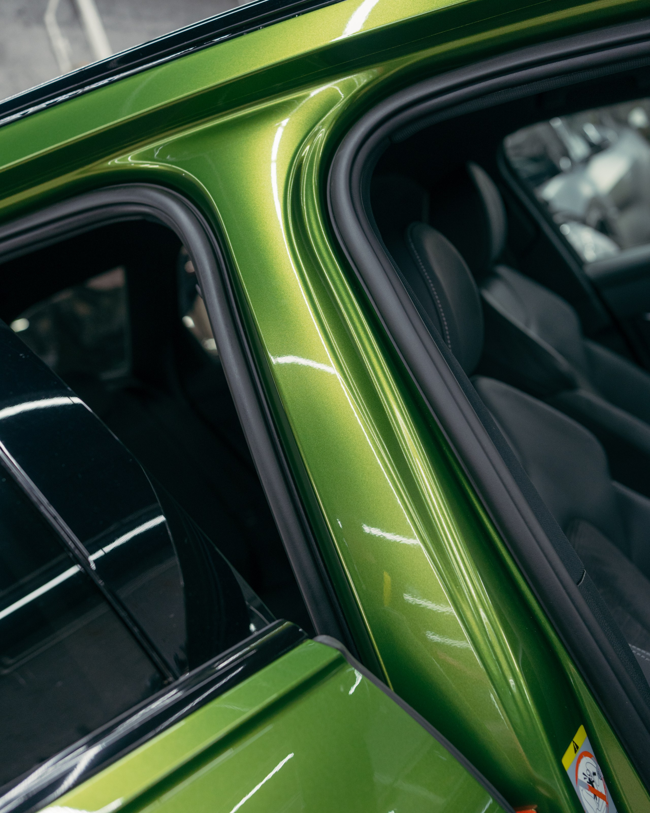 Audi A6 2 раза поменяла цвет, оклейка с проемами в зеленый и преклейка в серый. DeLorein