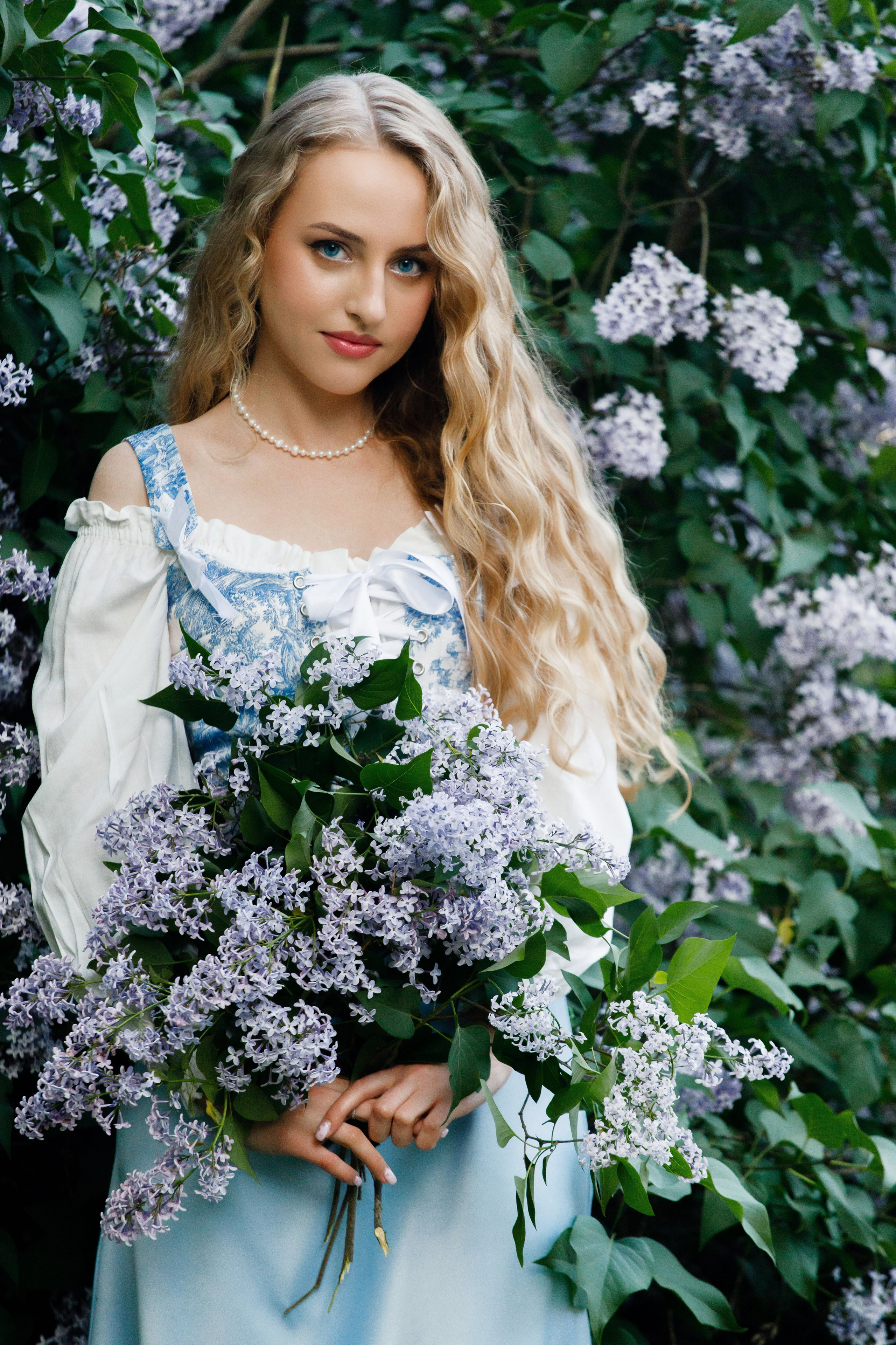 Фотосъемка в цветущей сирени. Модель Ангелина. Фотограф Яков Поспехов