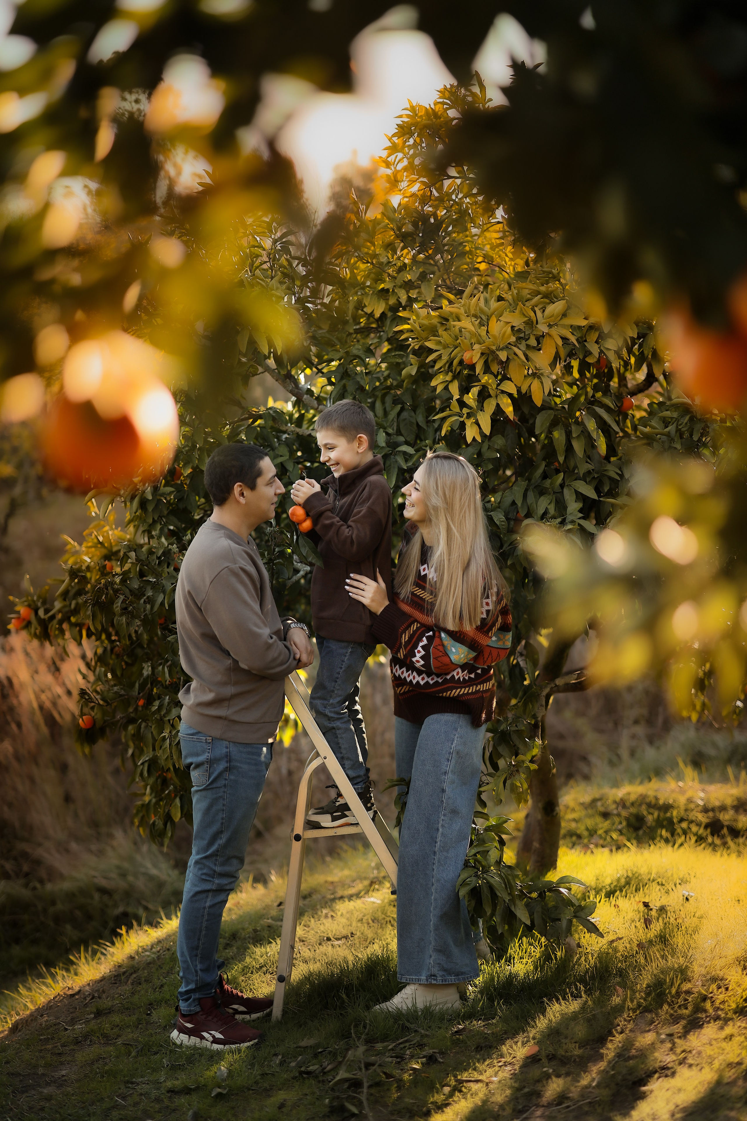 Фотосессия в мандариновом саду в Новом Афоне, Абхазия. Свадебный и семейный фотограф в Абхазии Жанна Соснина