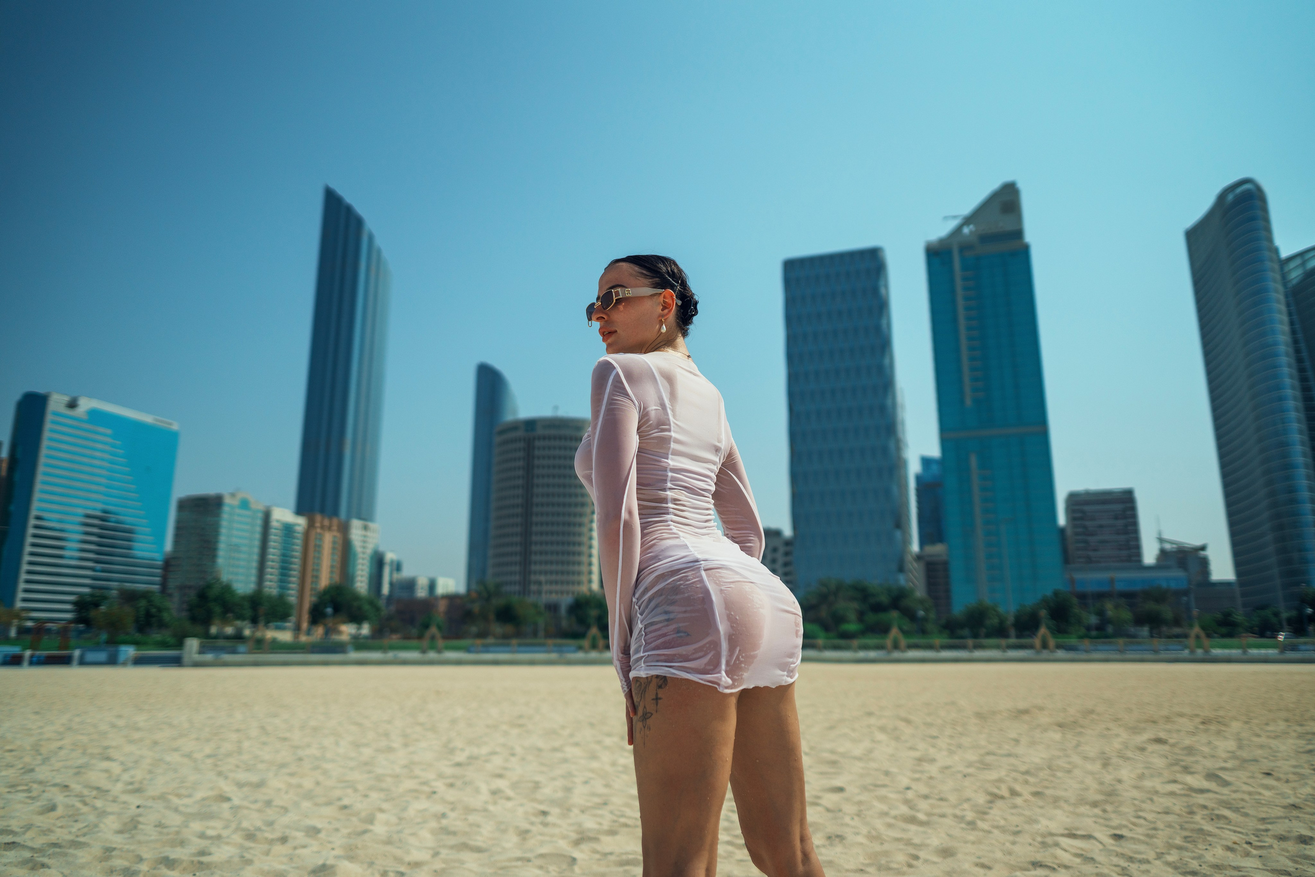 Девушка на песочном пляже 